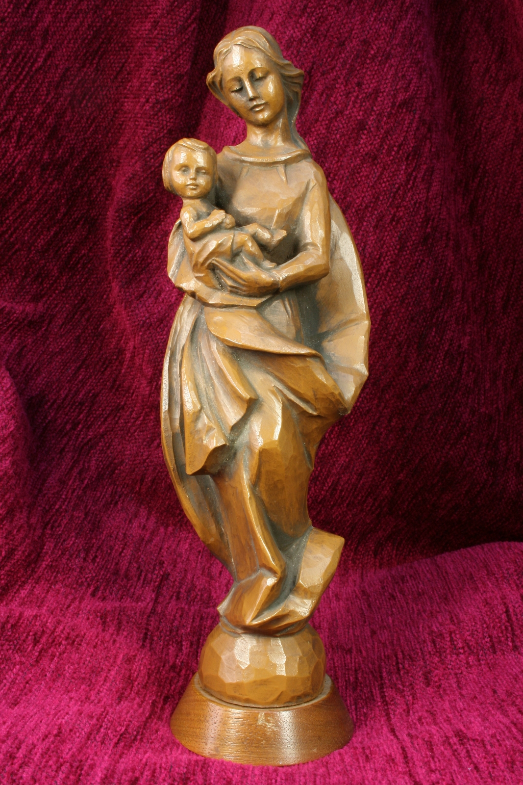 Antiguedades - VIRGEN CON EL NIÑO. RESINA PINTADA. S.XX. (T)