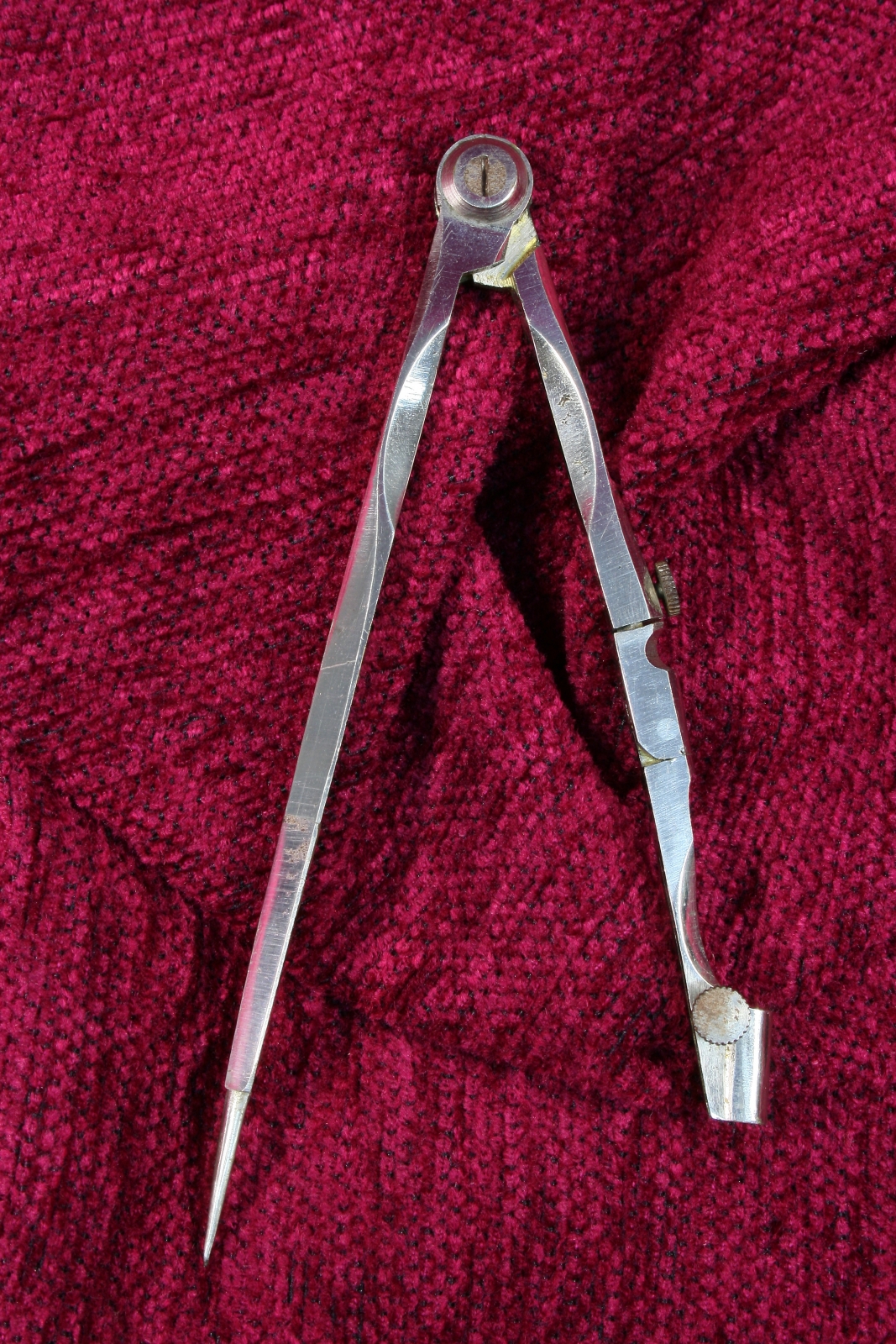 Antiguedades - COMPÁS CON ACCESORIO PARA LÁPIZ. S.XIX