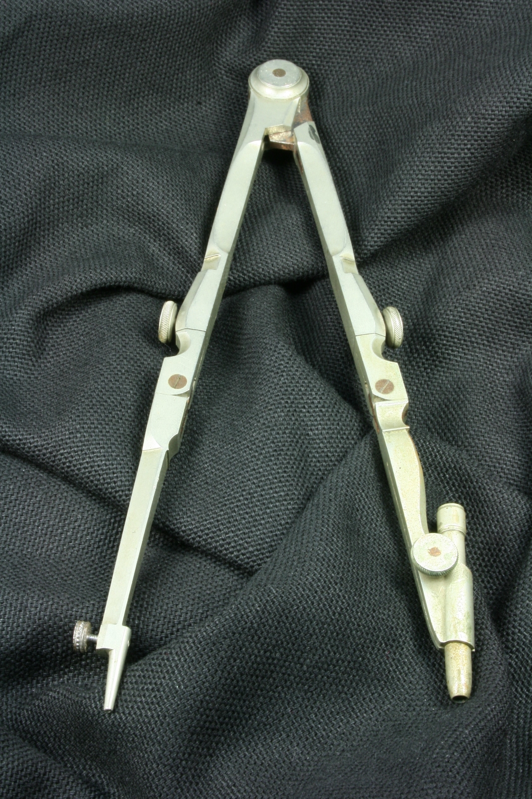 Antiguedades - COMPÁS CON ACCESORIO PARA LÁPIZ. S.XIX. 