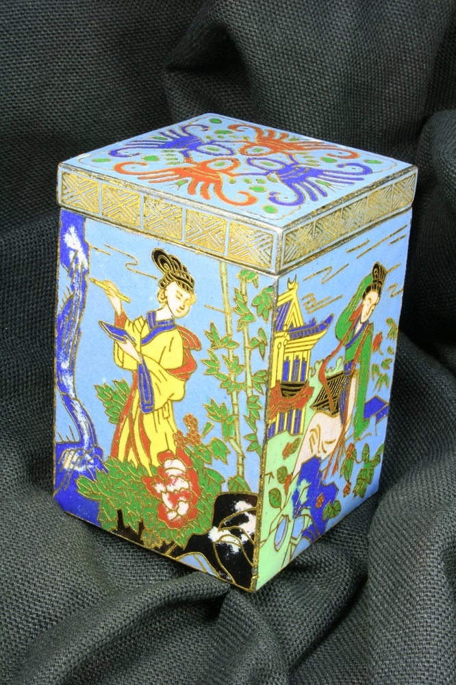 Antiques - CHINESE SQUARE BOX. CLOISONNE ENAMEL. S.XX.