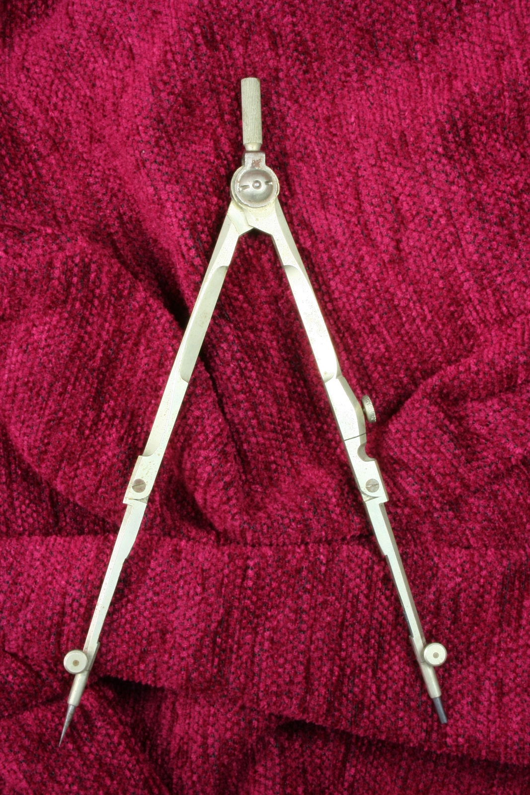 Antiguedades - COMPÁS CON ACCESORIO PARA LÁPIZ. SXIX 