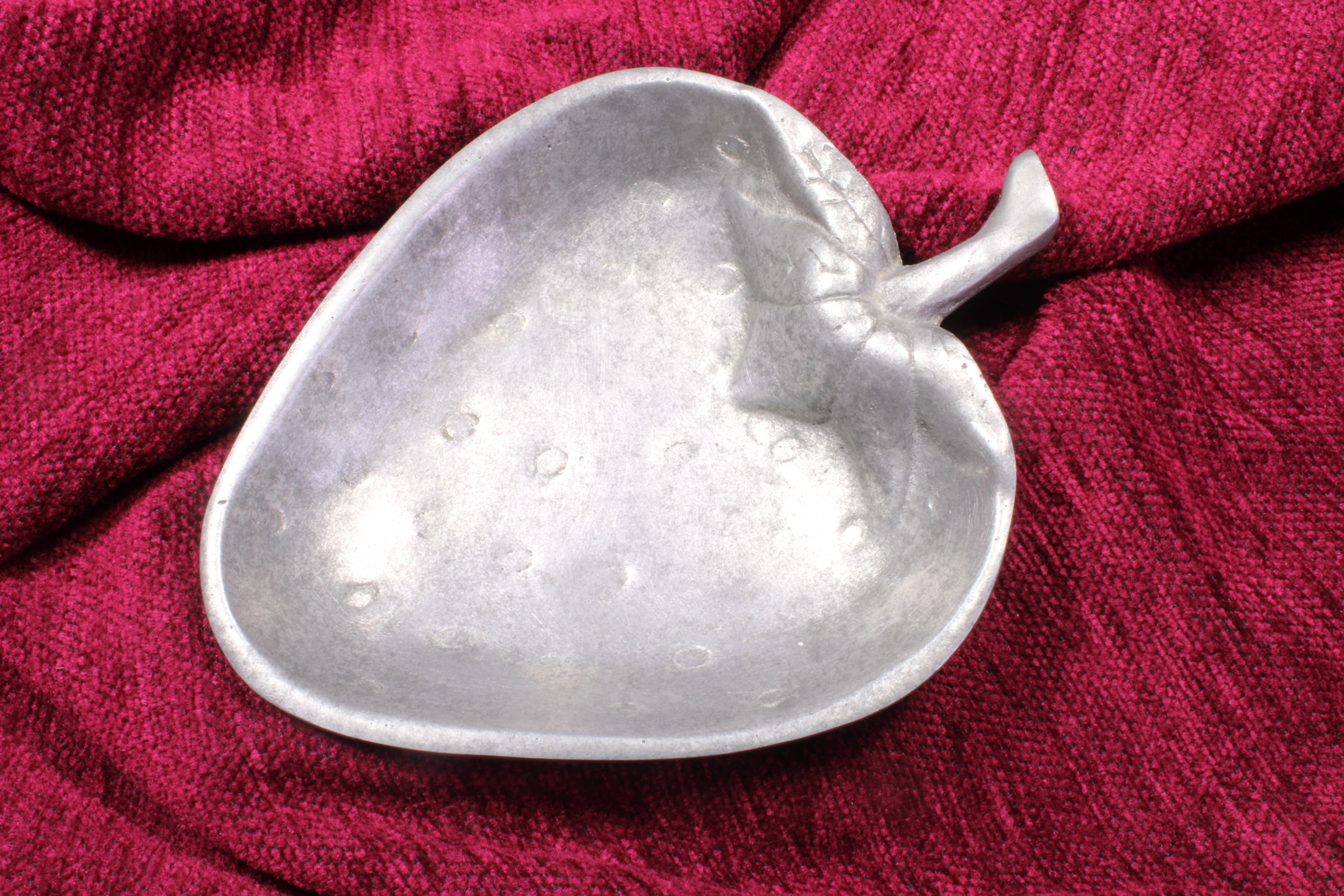 Antiques - ASHTRAY STRAWBERRY. XXTH CENTURY.