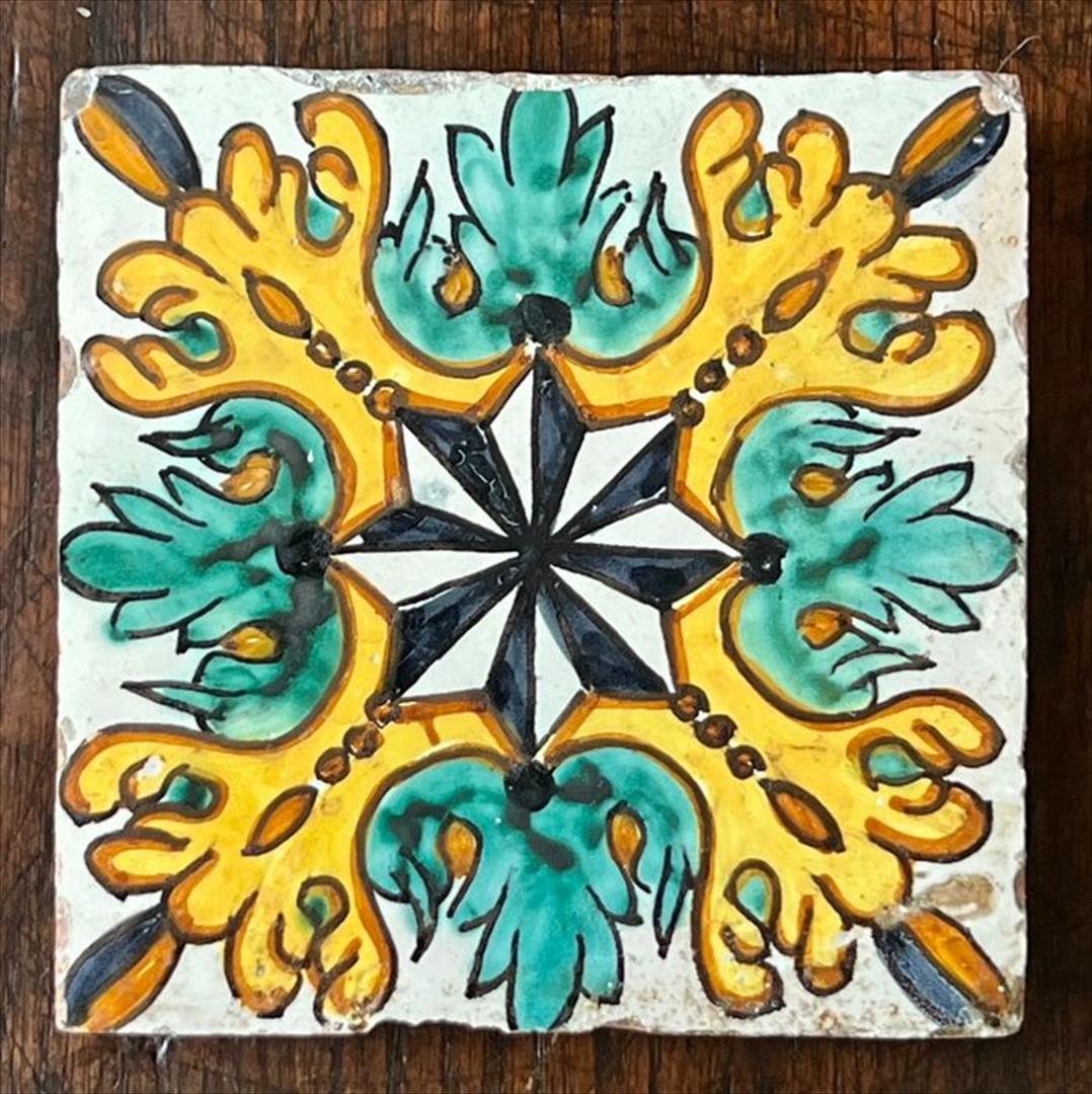 Antiguedades - AZULEJO VALENCIANO CON ROSA DE LOS VIENTOS. S.XVII (T)