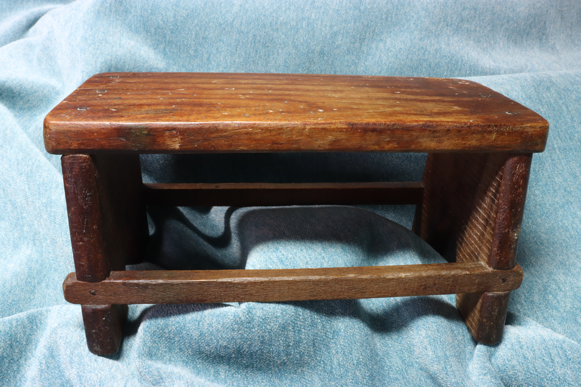 Antiguedades de banqueta de madera miniatura