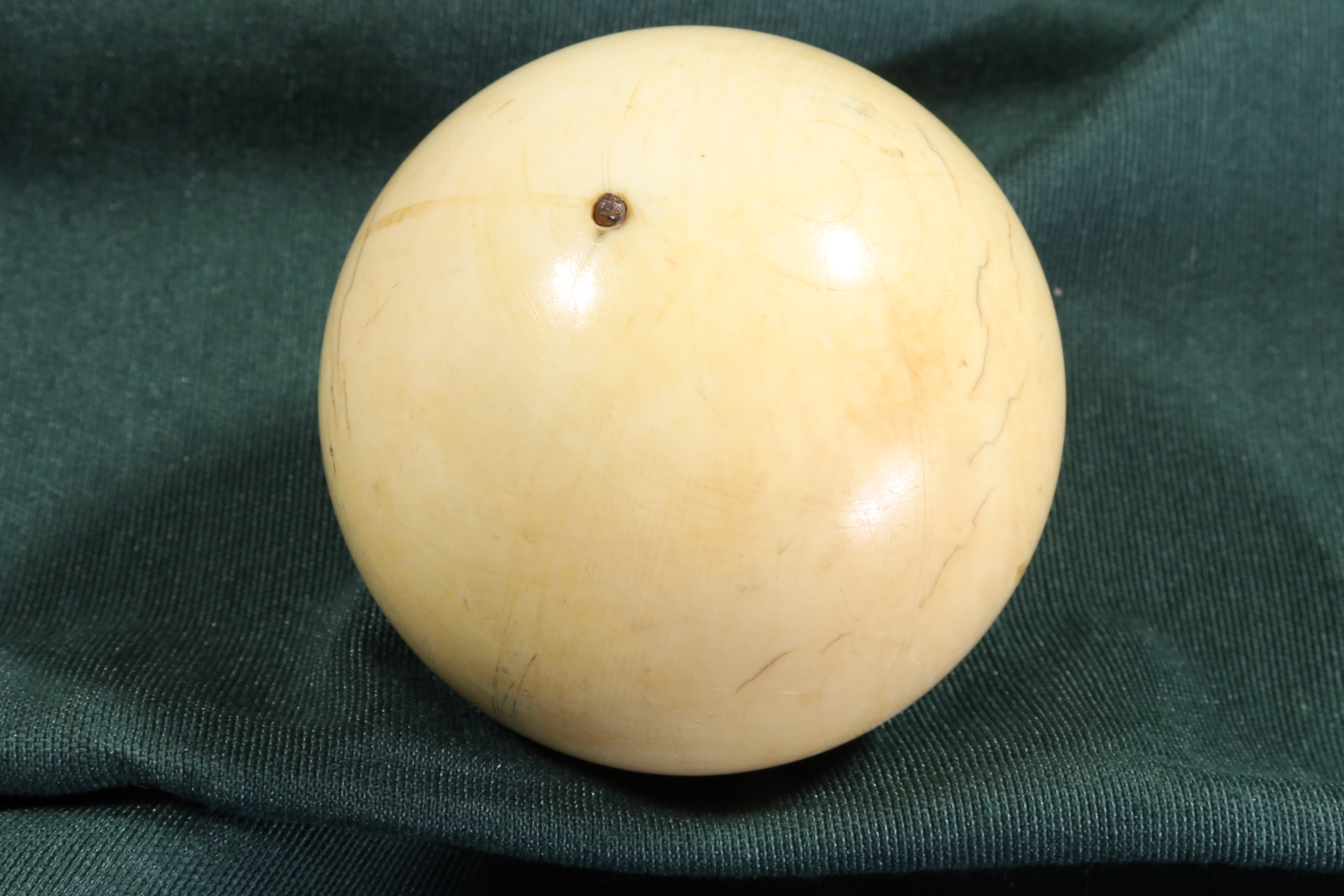 Antiguedades de antique white billiard ball with grain