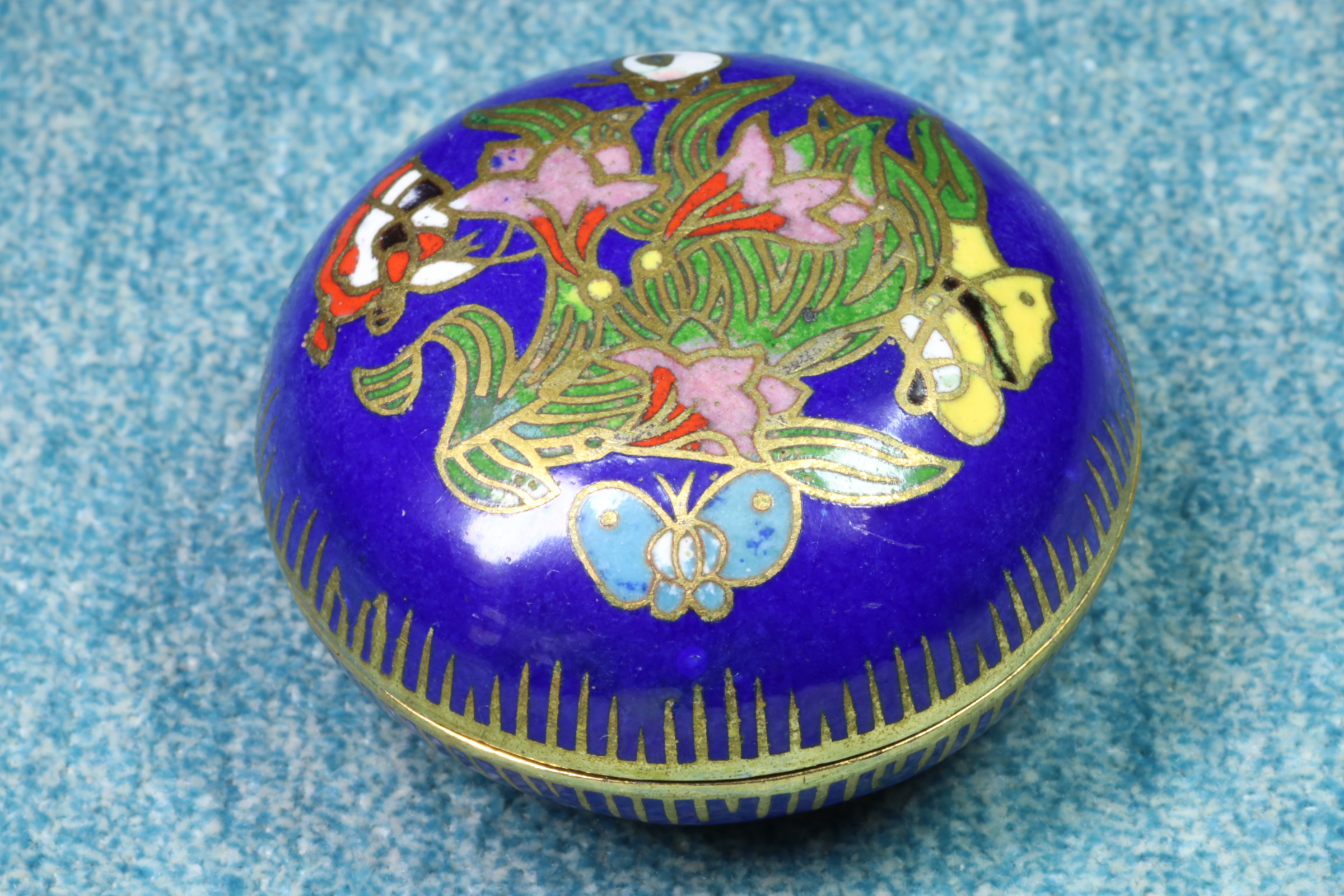 Antiques - ROUND BLUE BOX. BUTTERFLIES. CLOISONNÉ ENAMEL.