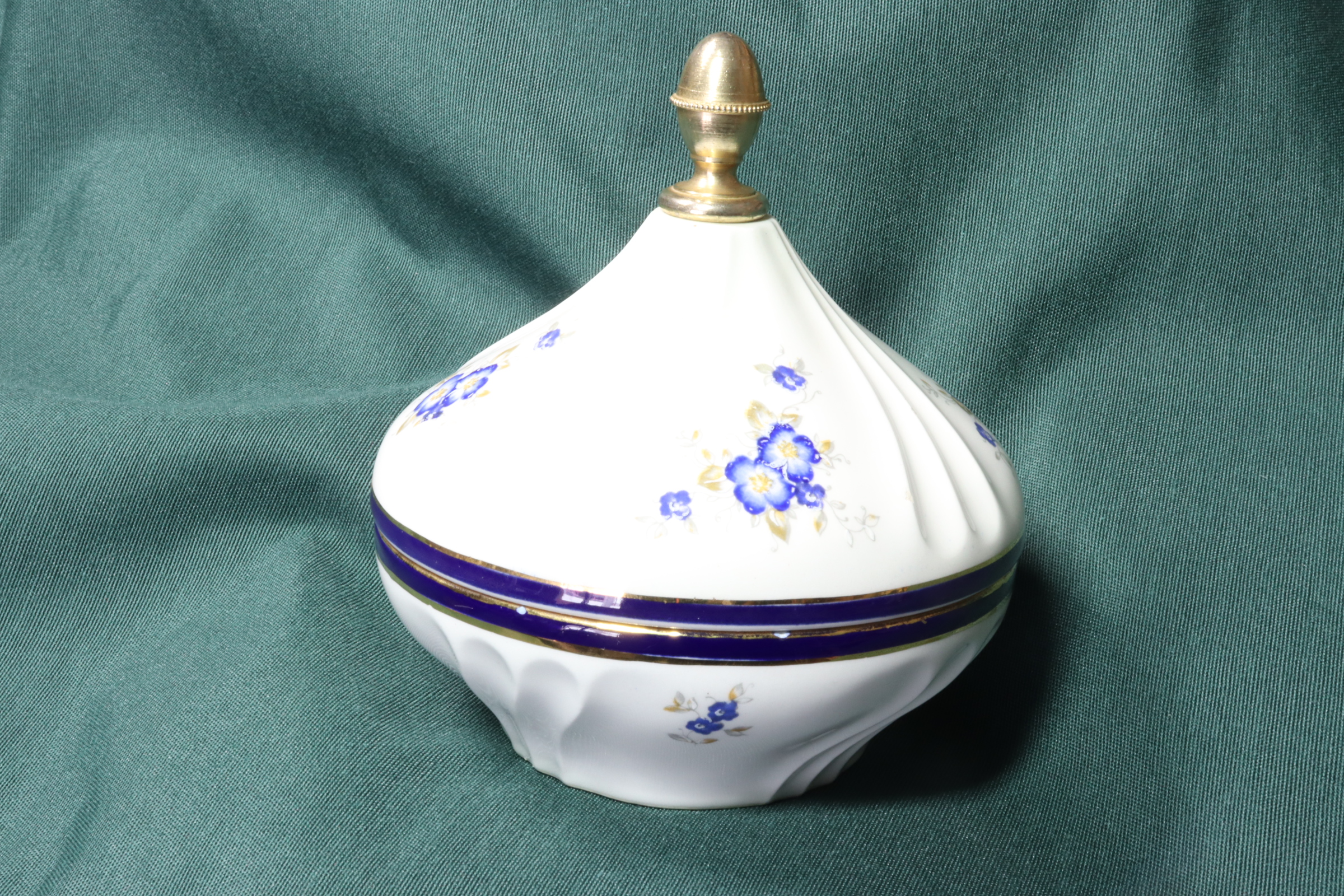 Antiques - PORCELAIN BONBONNIÈRE BOX. PERUGINA. AURORA. FLORENCE.