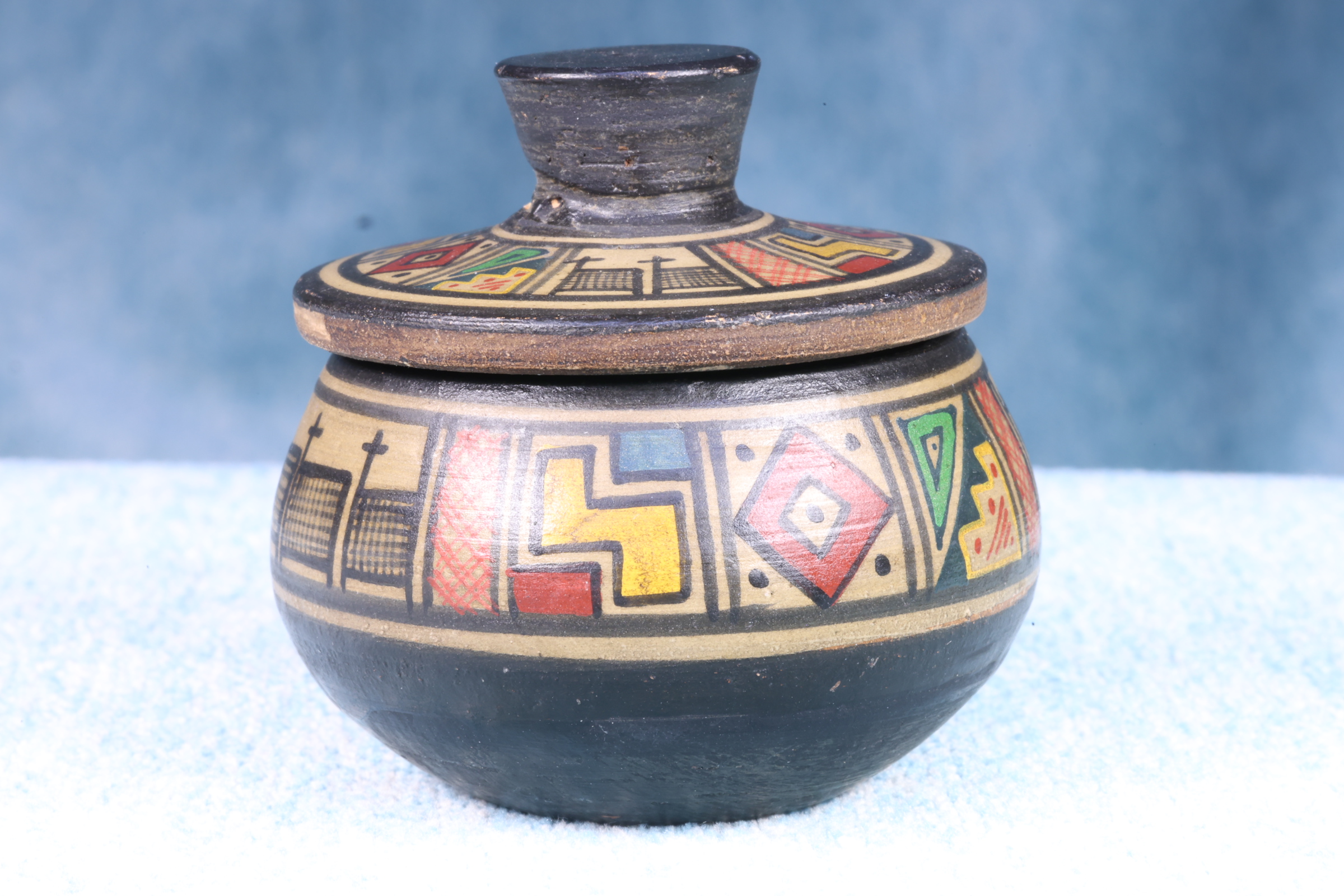 Antiguedades de handpainted ceramic box geometric designs