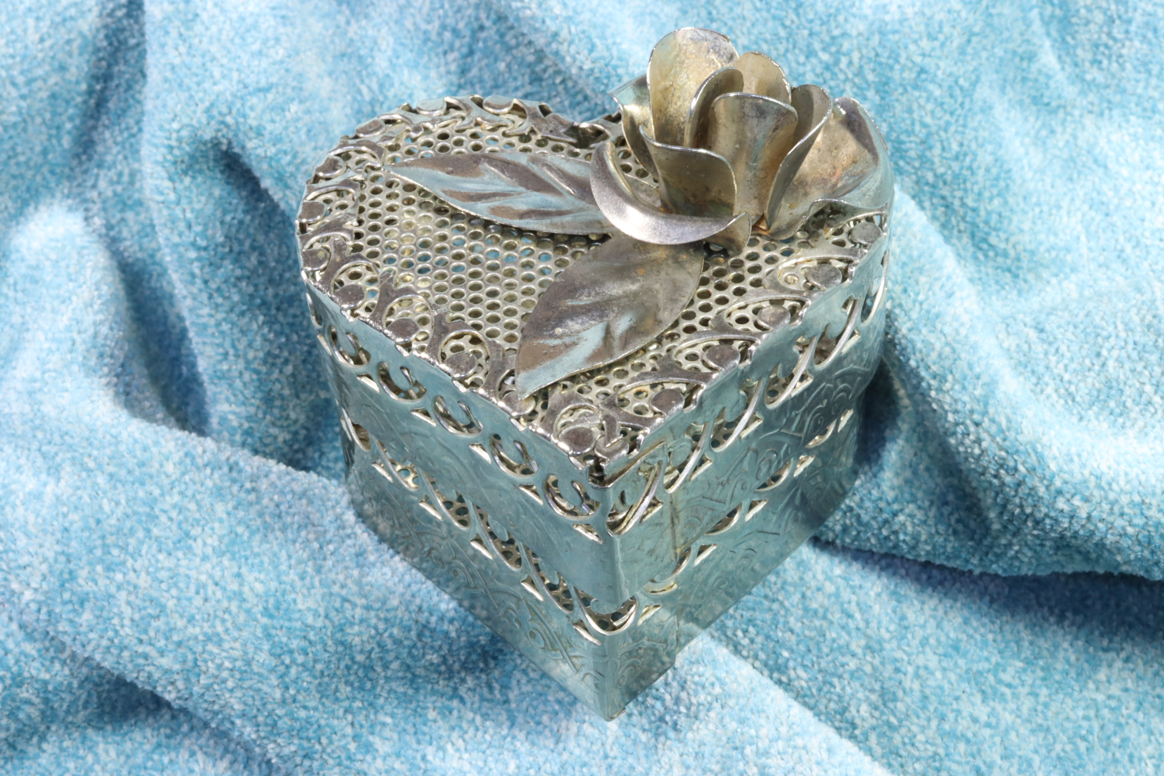 Antiques - BOX FILIGREE HEART. WITH ROSE. S.XX