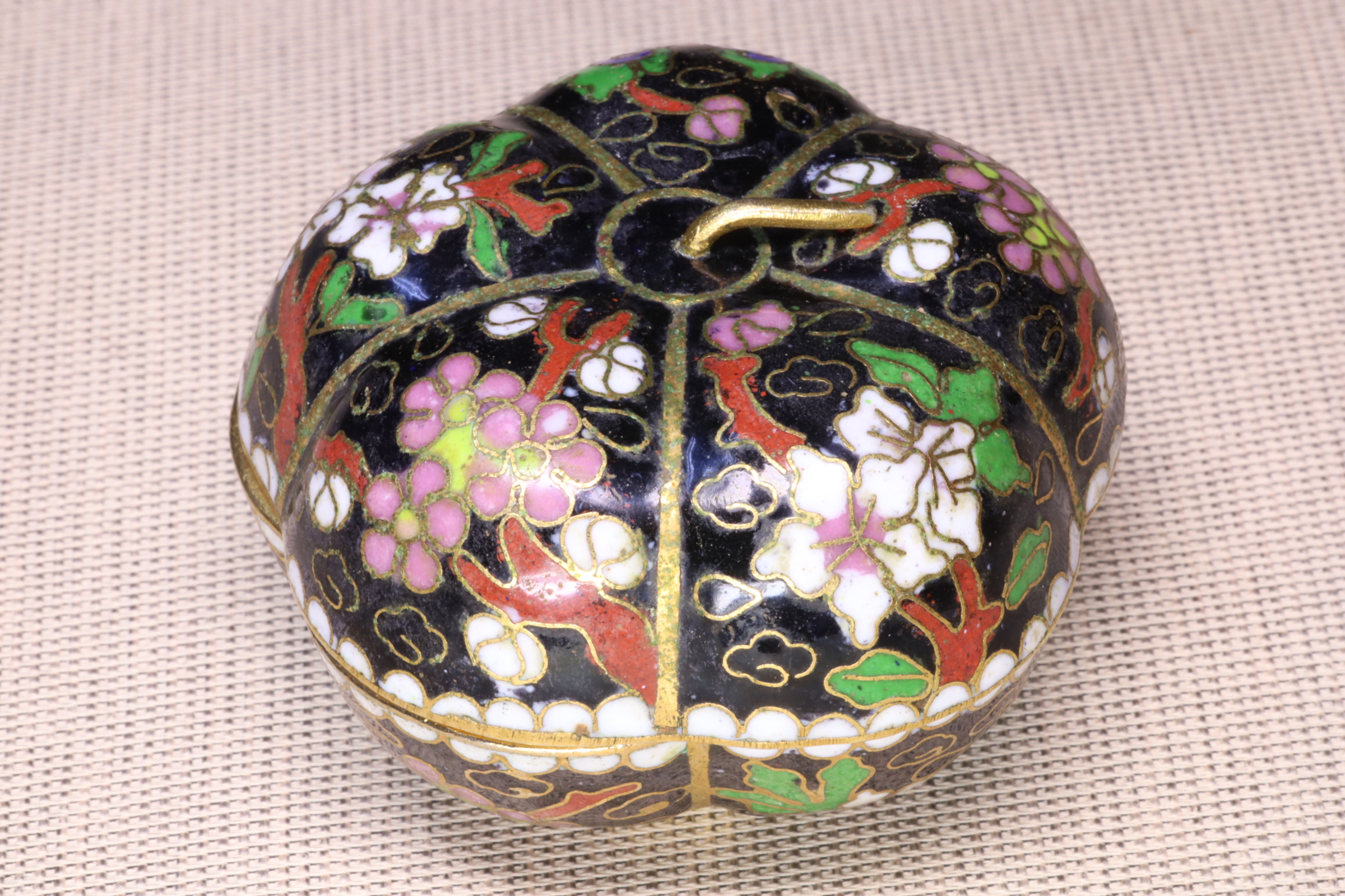 Antiques - BLACK LOBED BOX WITH TAIL. CLOISONNÉ ENAMEL.