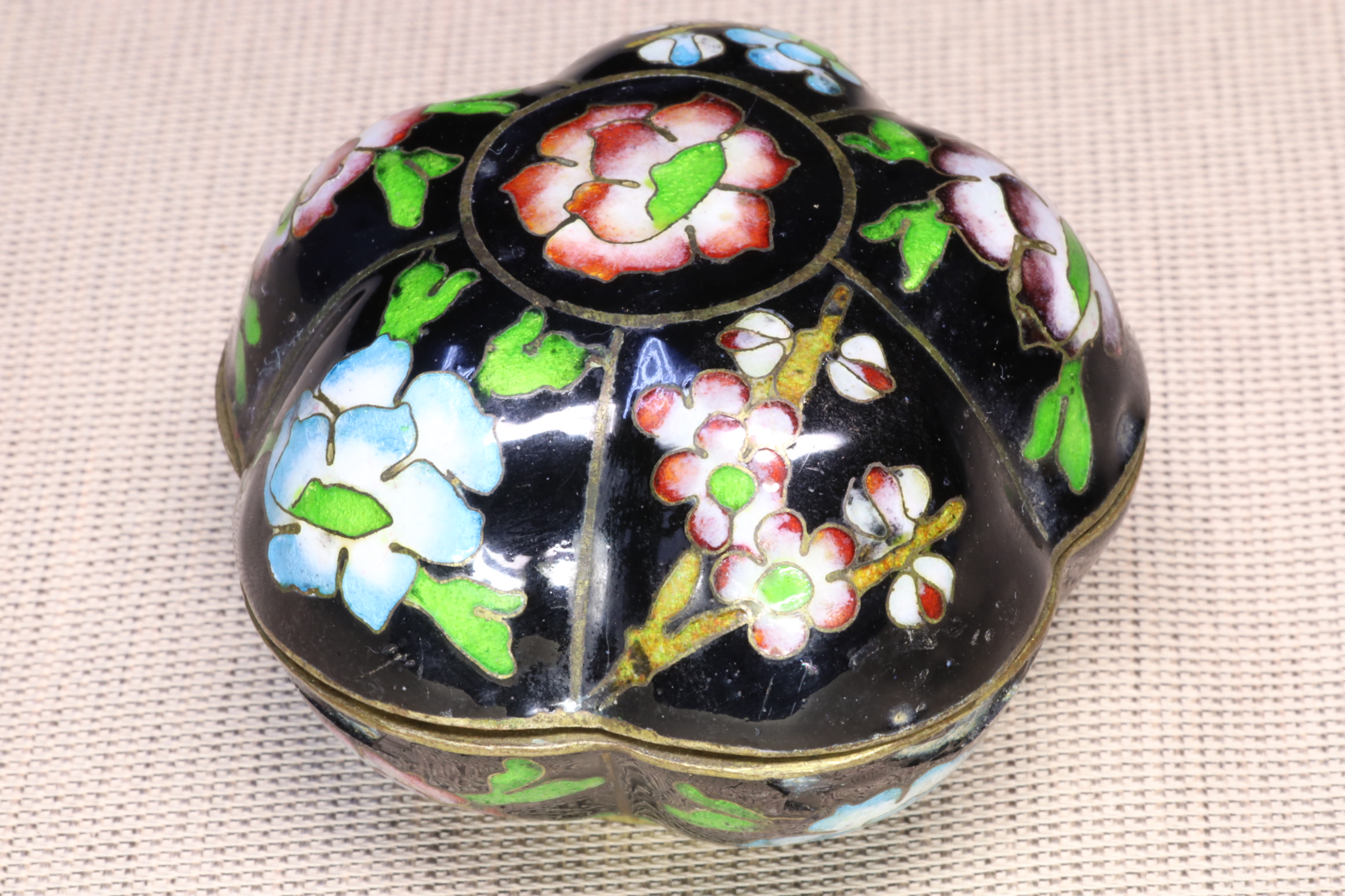 Antiguedades - CAJA LOBULADA NEGRA. ESMALTE CLOISONNÉ.