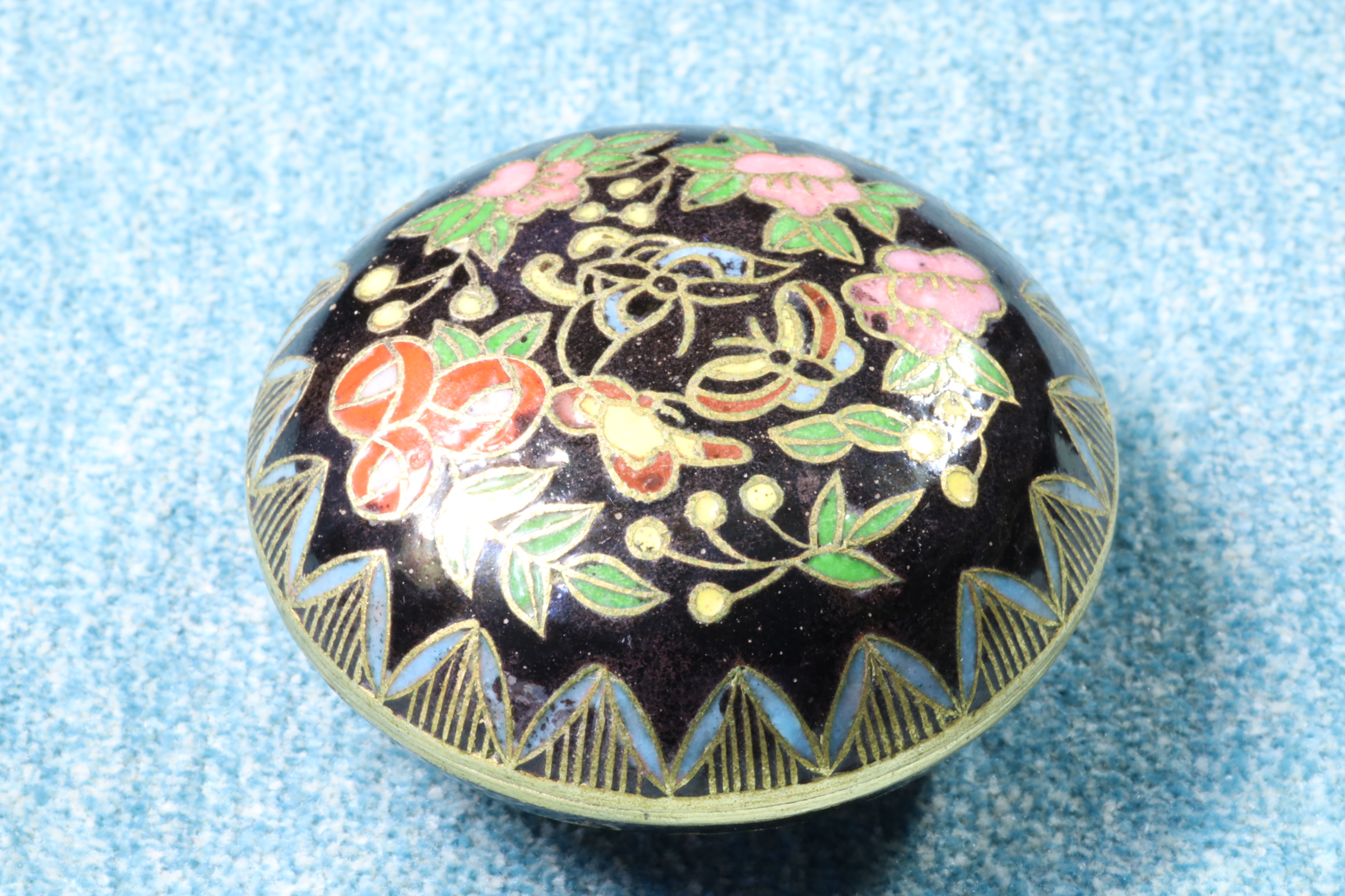 Antiguedades - CAJA NEGRA REDONDA. MARIPOSAS. ESMALTE CLOISONNÉ.