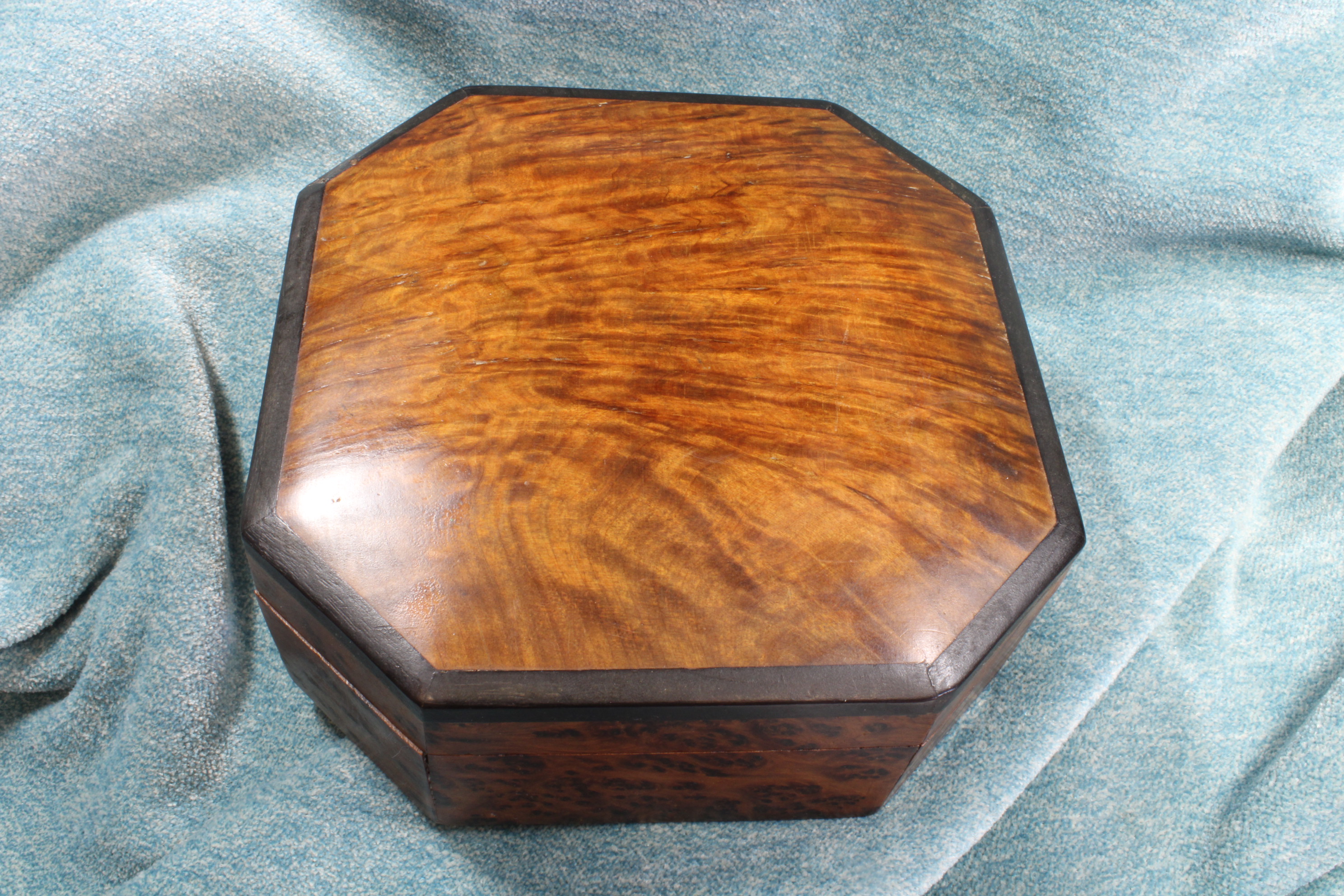 Antiguedades - CAJA OCTOGONAL DE MADERA HECHA A MANO. (T)