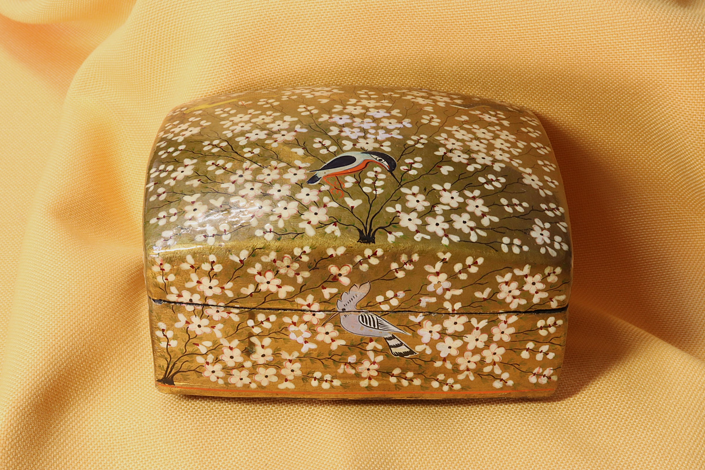 Antiques - SQUARE PAPIER-MÂCHÉ BOX. HAND PAINTED. S.XX