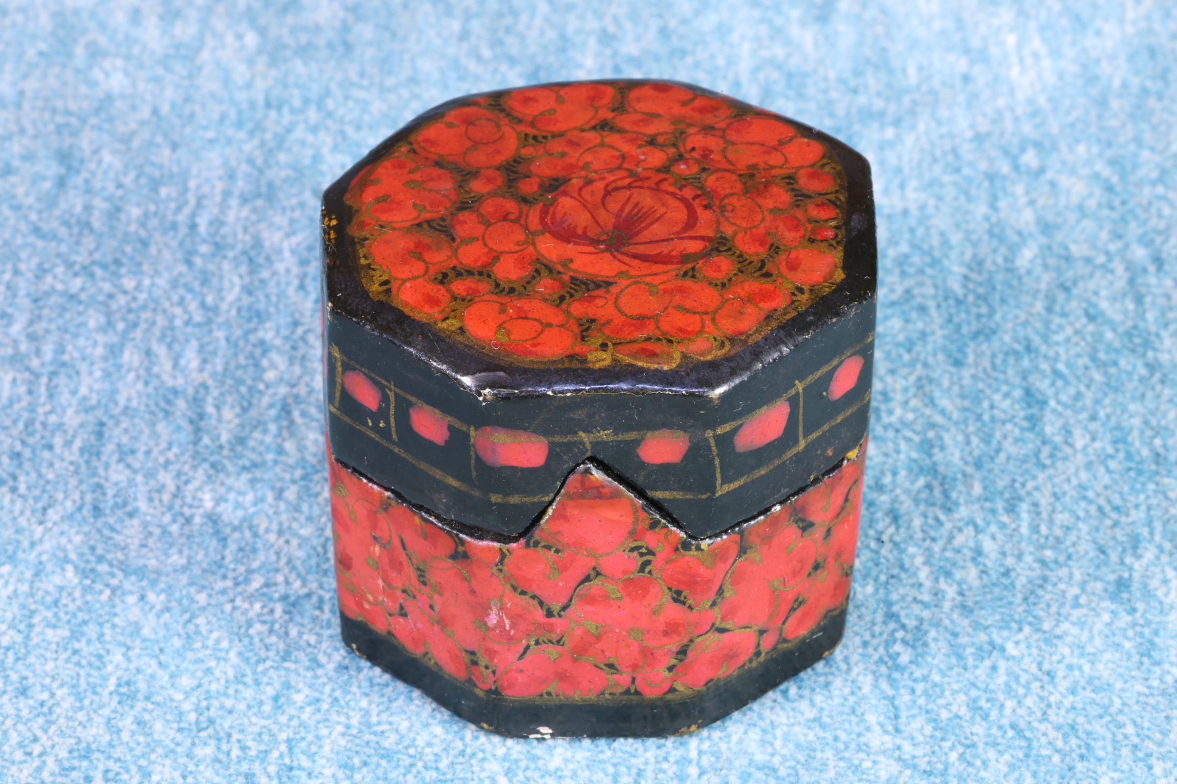 Antiguedades de octagonal papiermâche box handpainted india