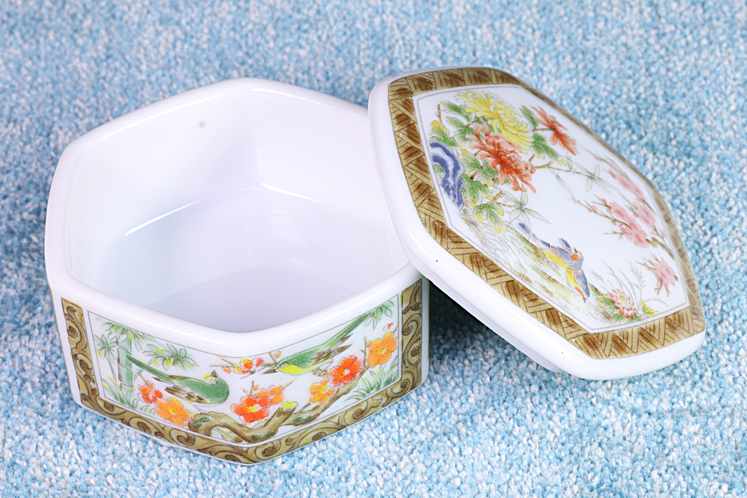 Antiguedades de porcelain pillbox bird decoration hexagonal