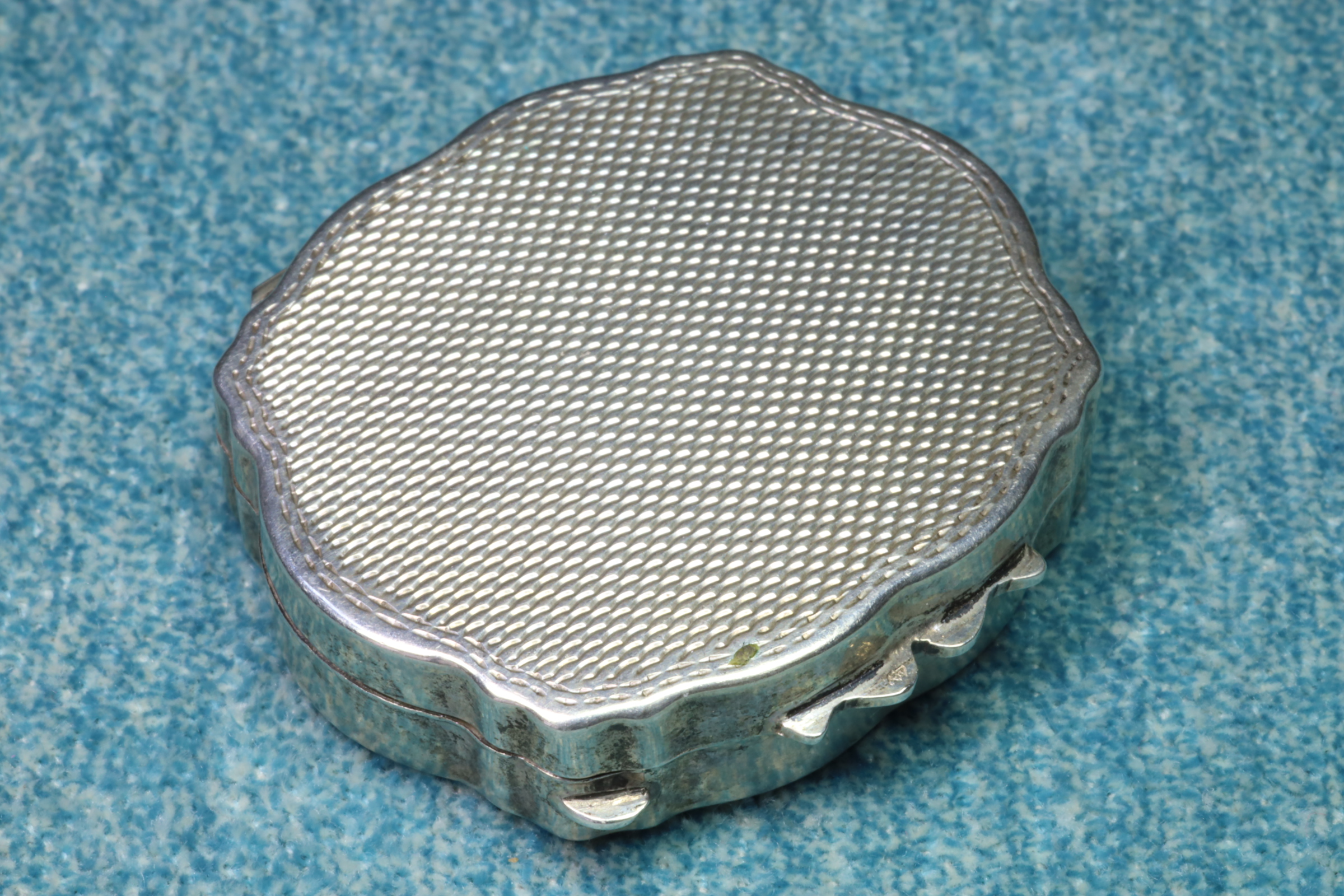 Antiguedades - CAJA PASTILLERO PLATA IRREGULAR. RUGOSIDAD.