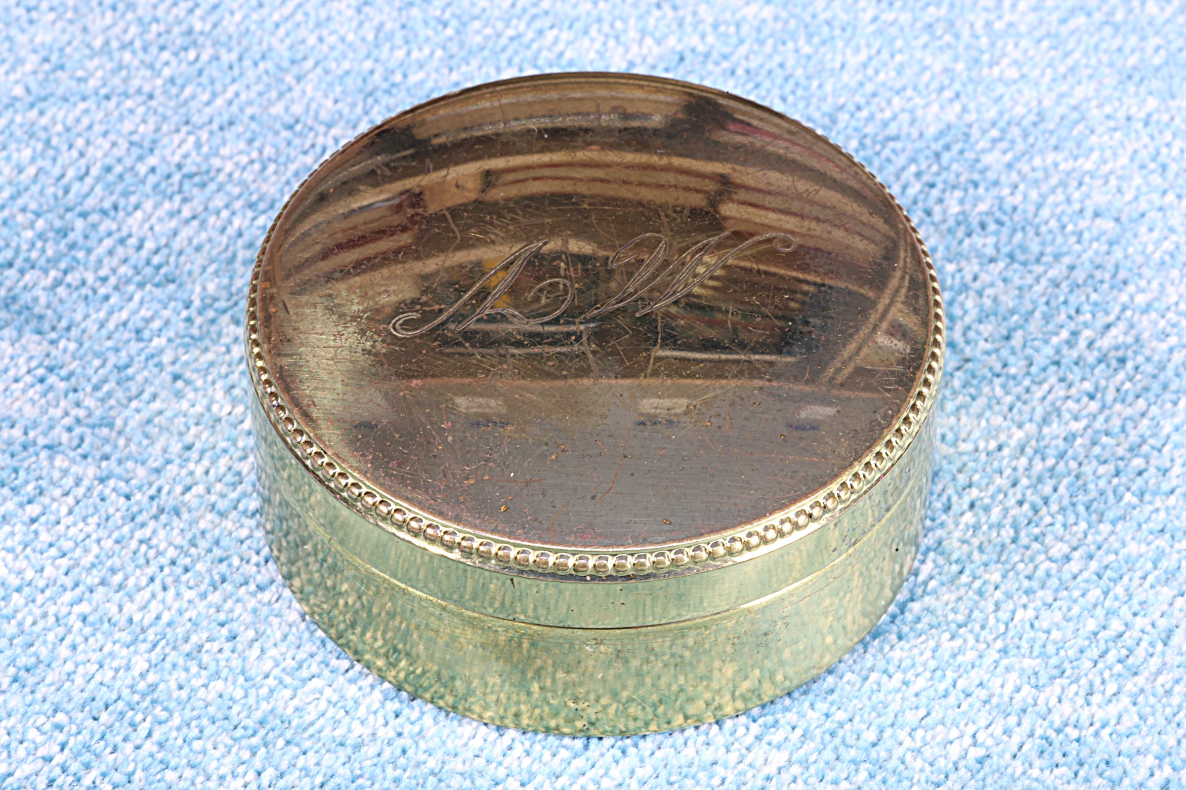 Antiguedades de round brass pillbox mosca garcia galeria