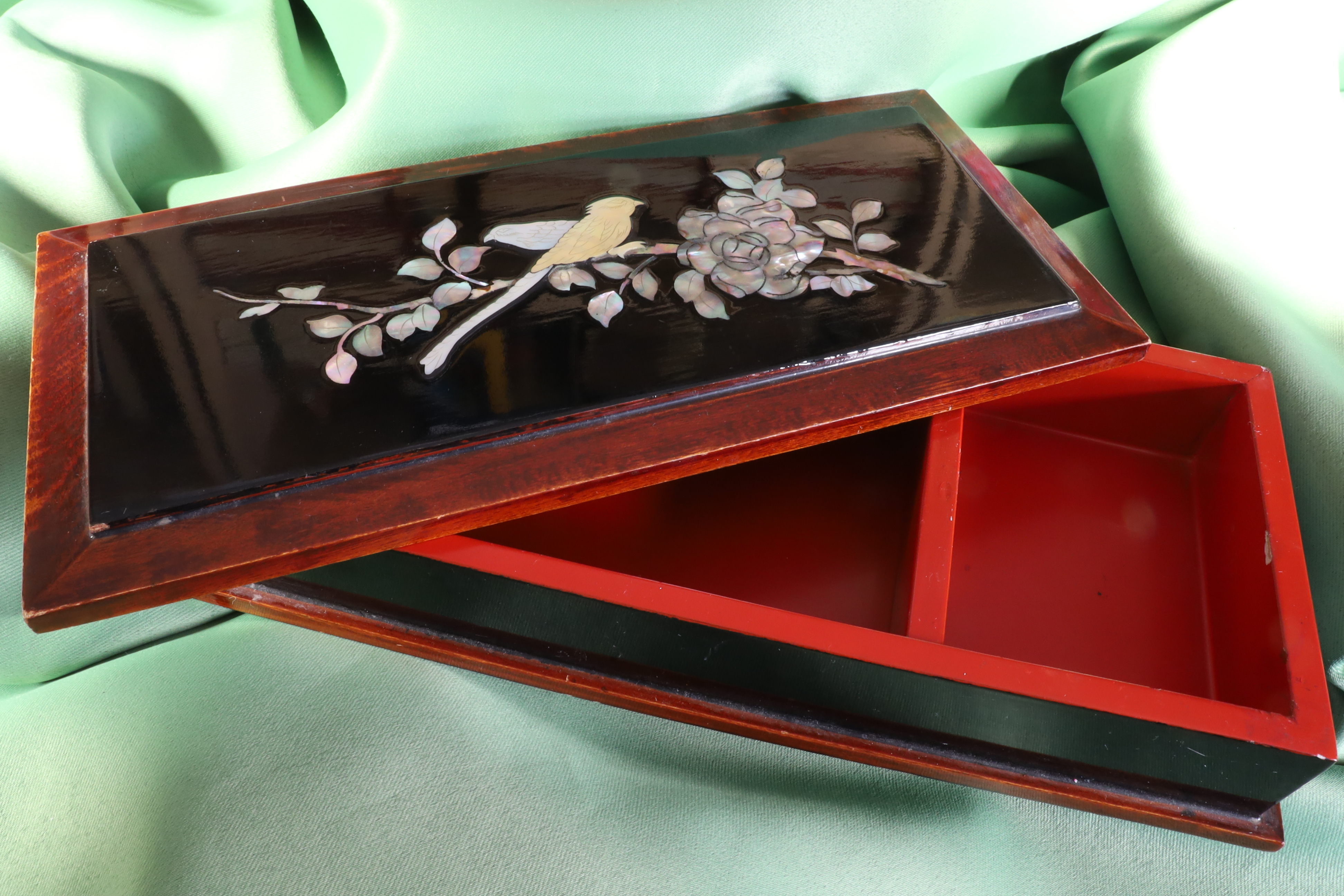 Antiguedades de rectangular lacquered wood and motherofpearl box korea 1968