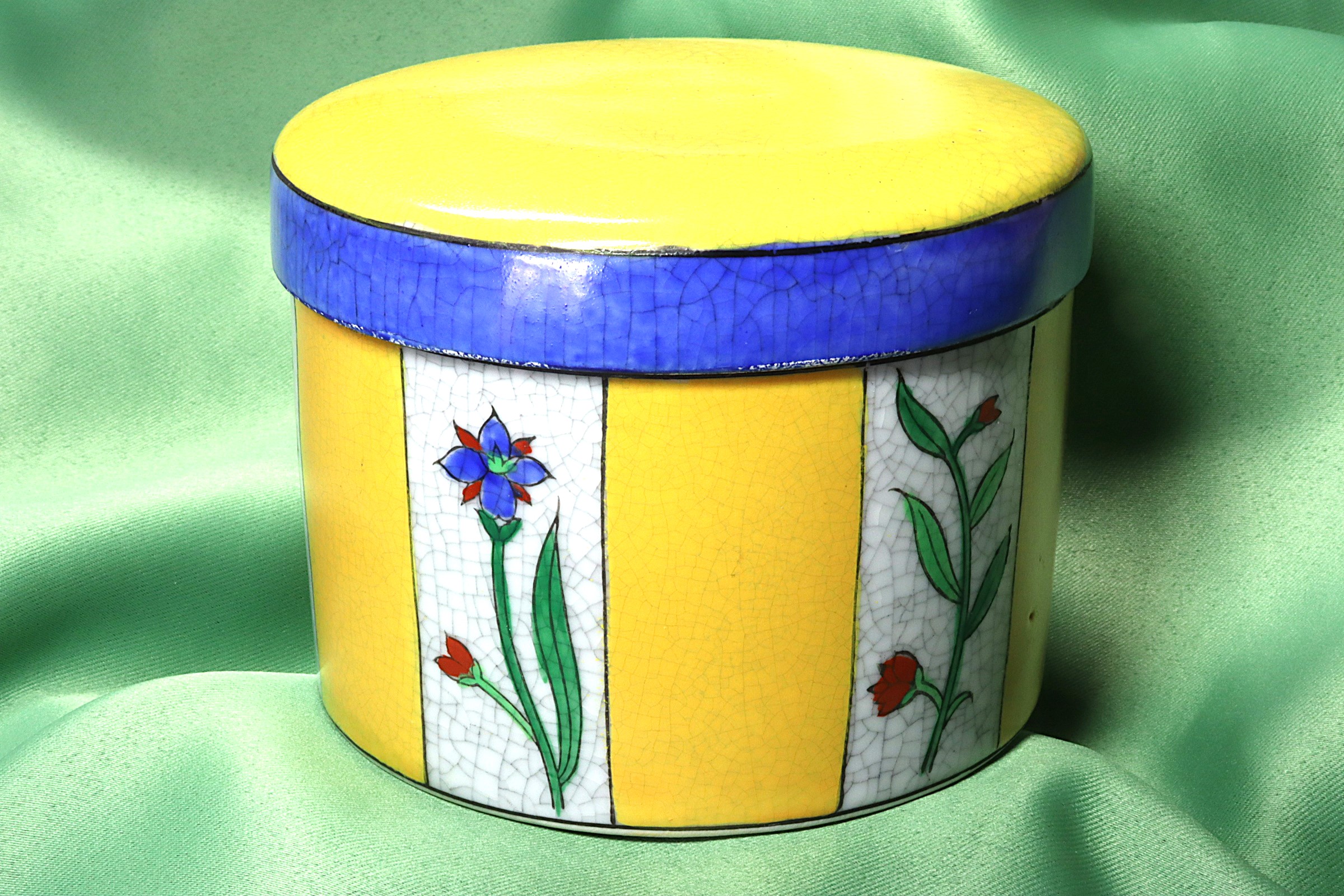 Antiques - HAND-PAINTED EARTHENWARE ROUND BOX. 20TH CENTURY