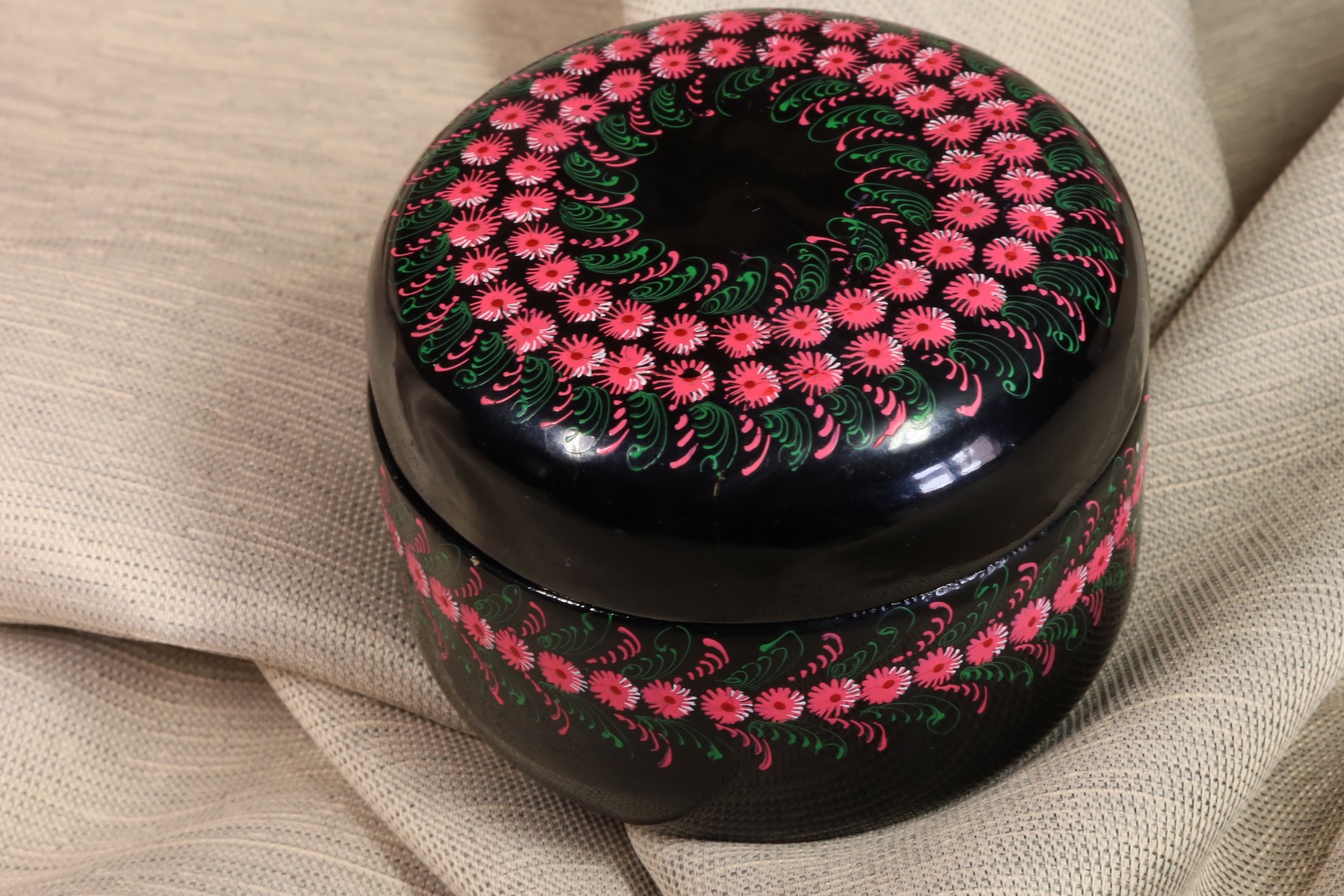 Antiguedades de round wooden box handpainted