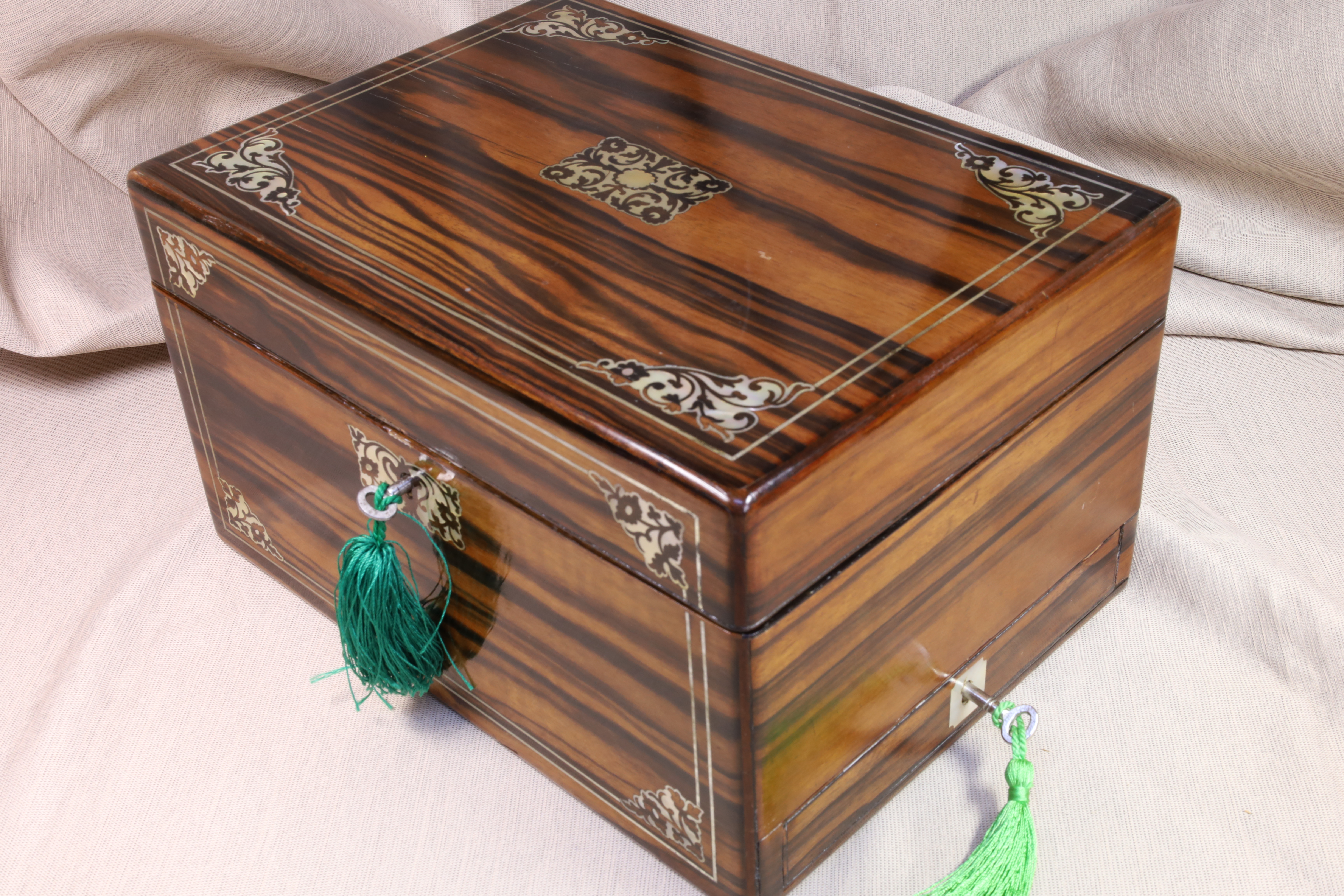 Antiguedades - CAJA TOCADOR JOYERO CON SECRETOS Y LLAVE. S.XIX. COMPLETO