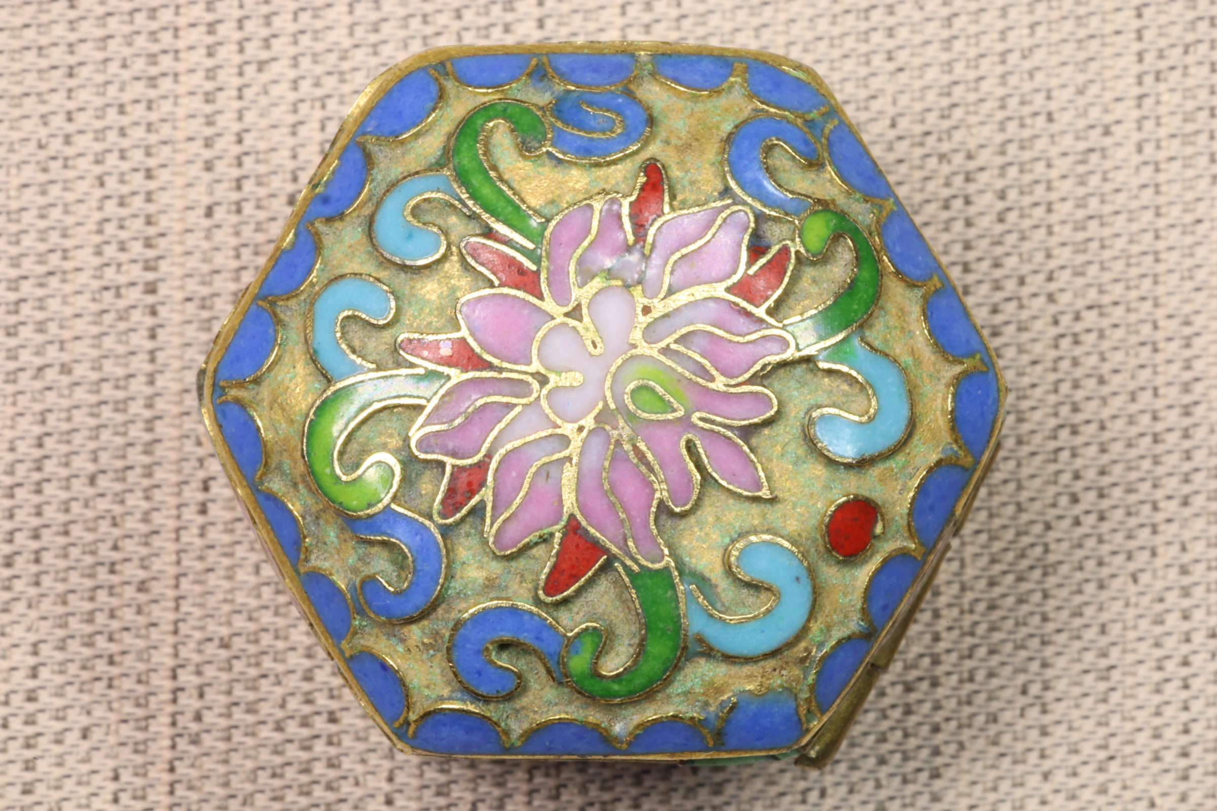 Antiguedades - CAJITA HEXAGONAL. ESMALTE CLOISONNÉ EN RELIEVE.