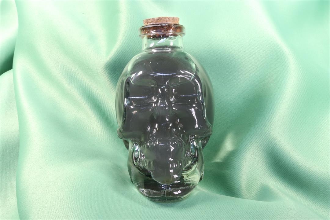 Antiguedades - CALAVERA DE VIDRIO CON AGUA Y HIERBAS. (T)