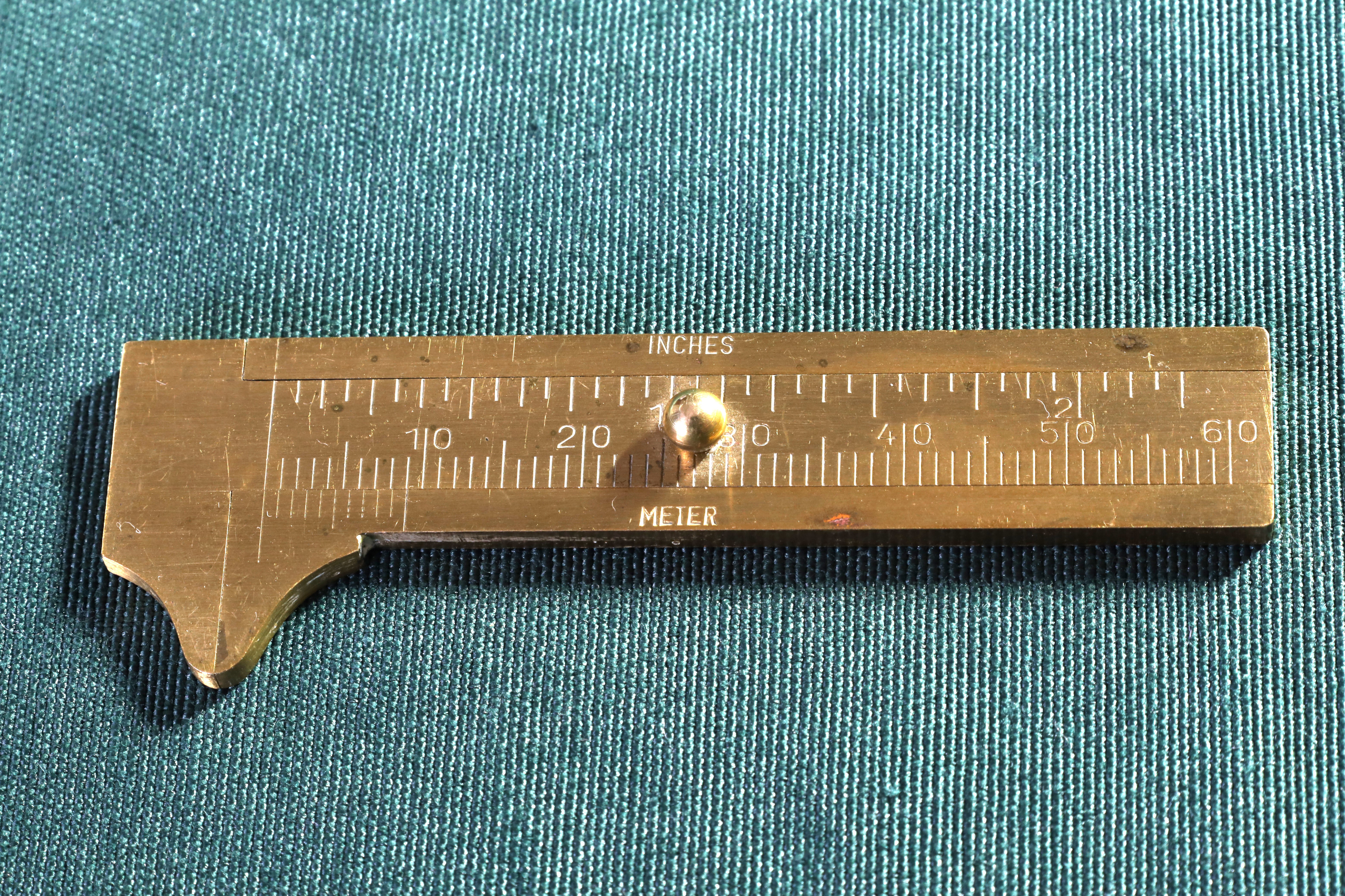 Antiguedades de bronze caliper or caliper gauge miniature inches and metres