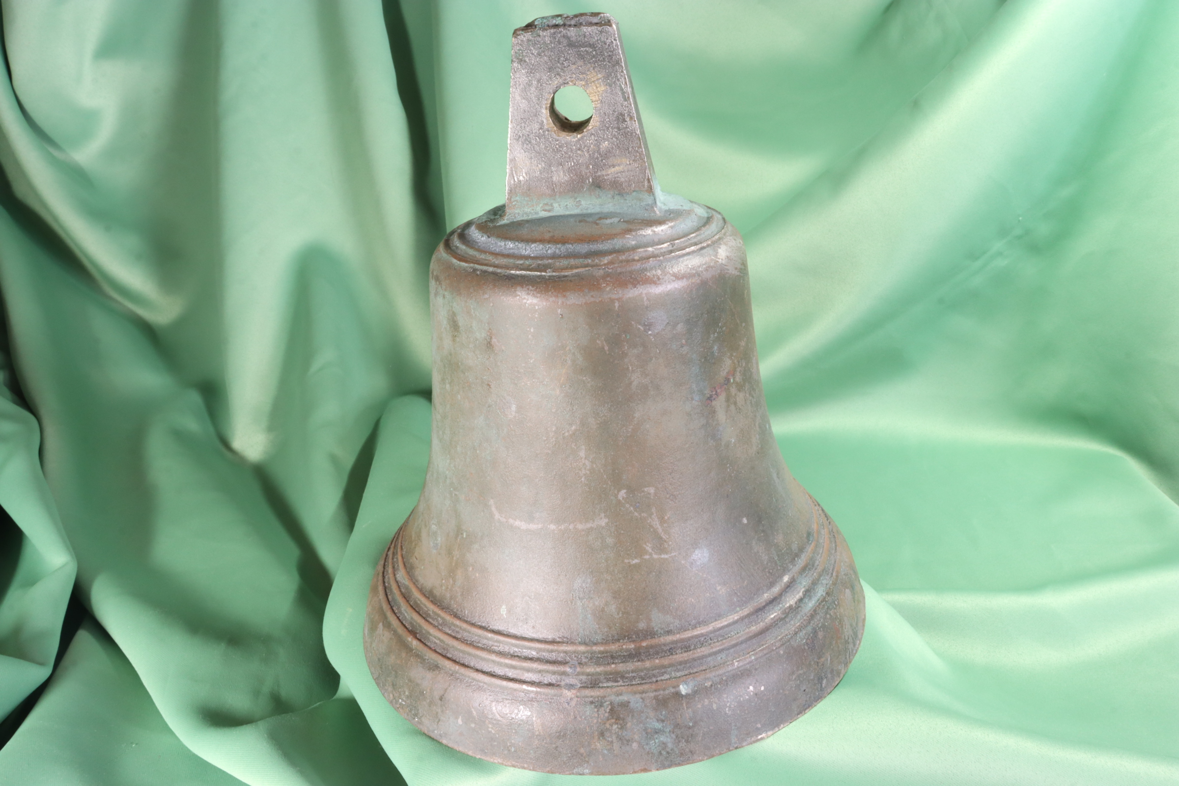 Antiguedades - CAMPANA DE BRONCE CON BADAJO ORIGINAL. MUY GRANDE. S.XVIII