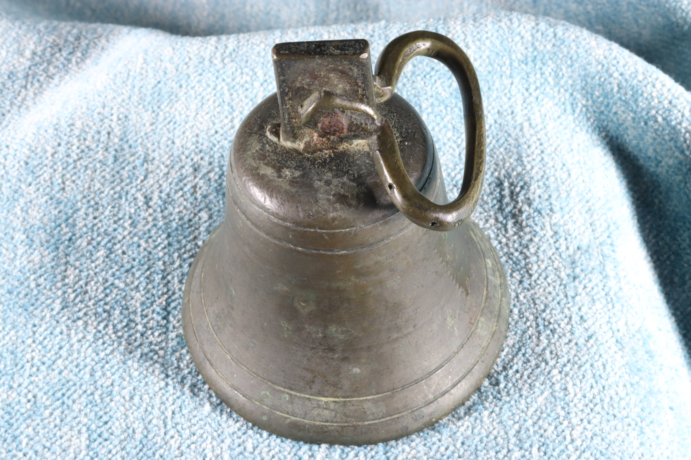 Antiguedades - CAMPANA DE BRONCE CON BADAJO ORIGINAL Y YUGO. S.XIX