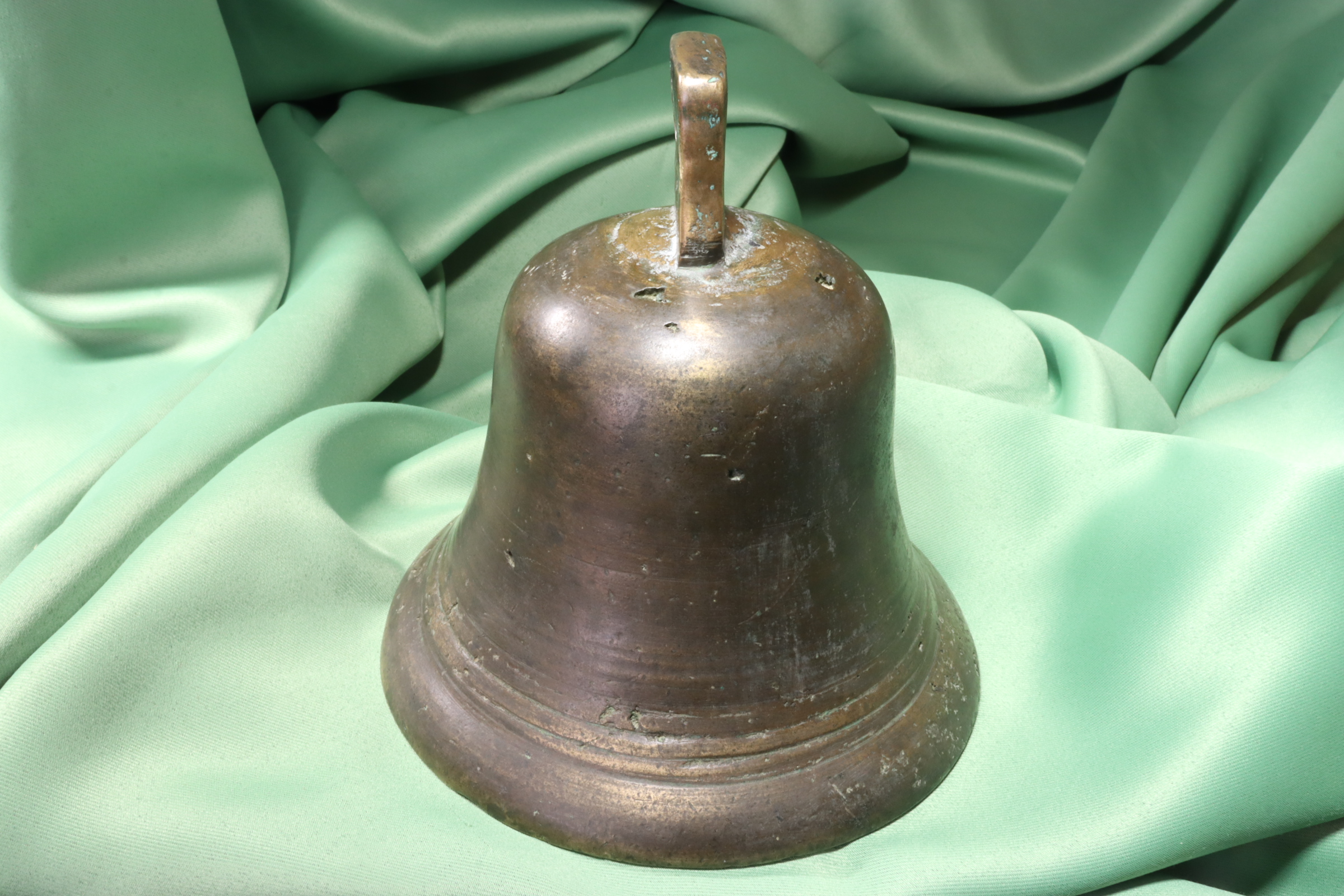 Antiguedades de large bronze bell with original clapper