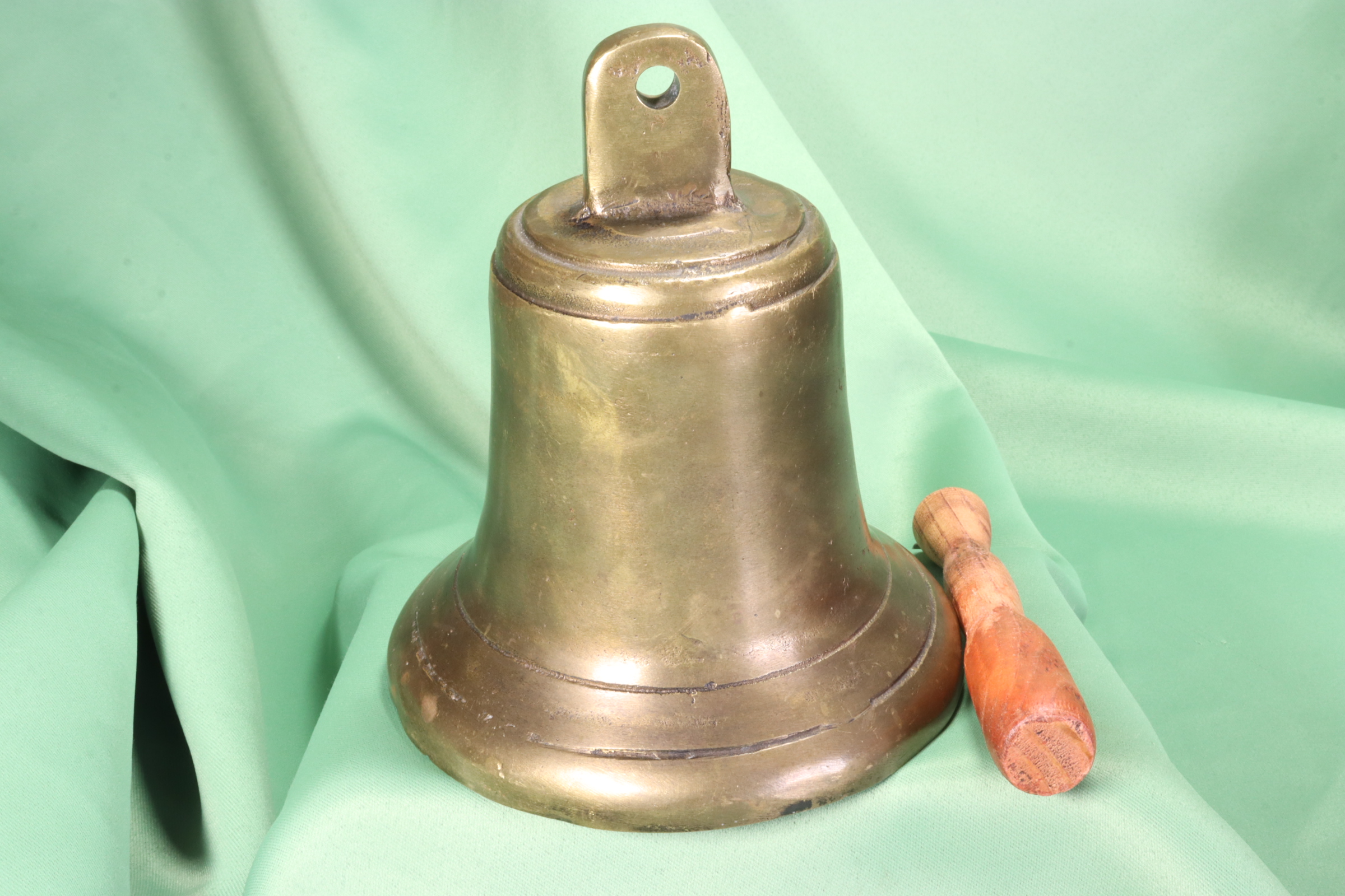 Antiguedades - CAMPANA GRANDE DE BRONCE CON BADAJO ORIGINAL. CON CADENA.