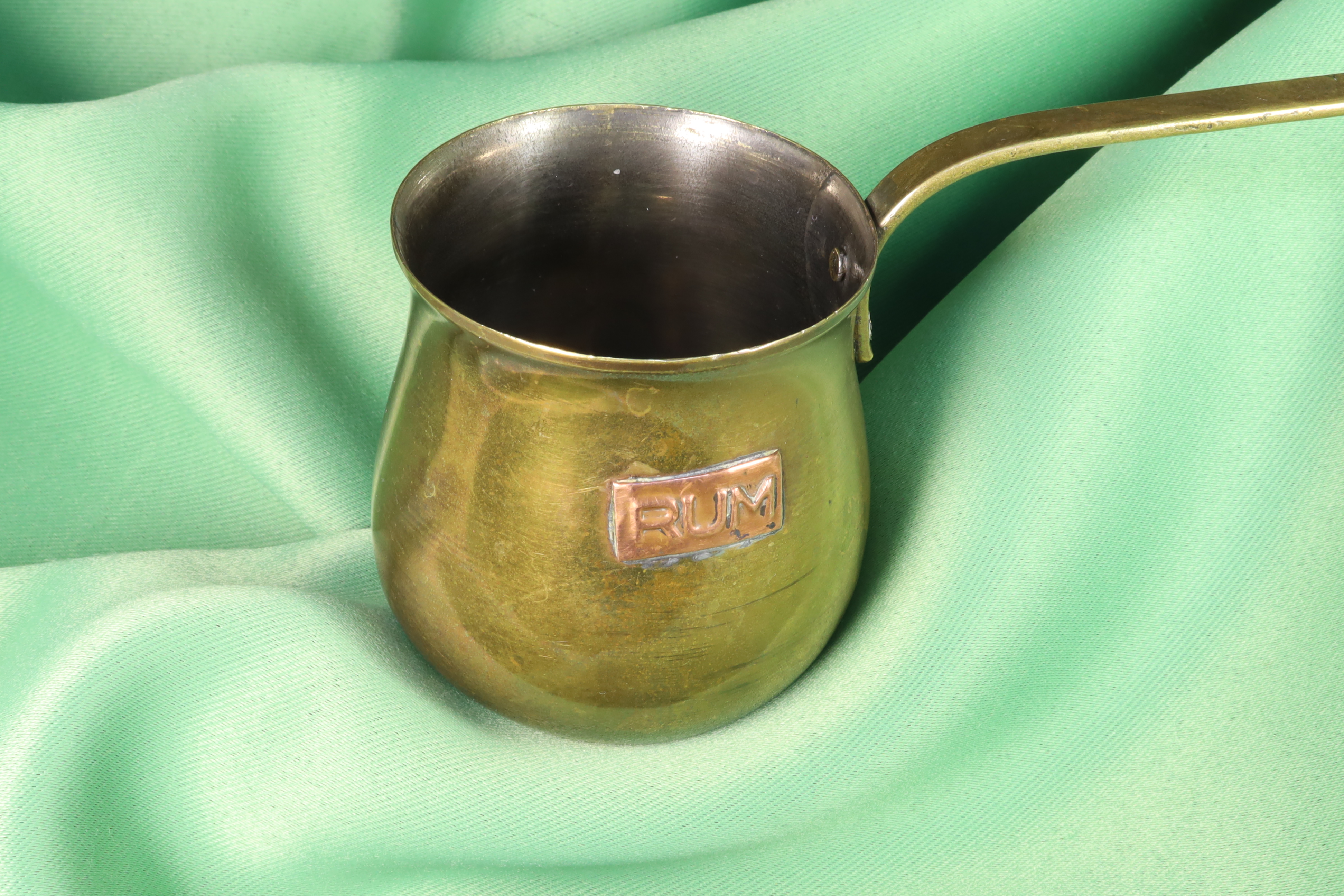 Antiguedades de medium rum measuring cup