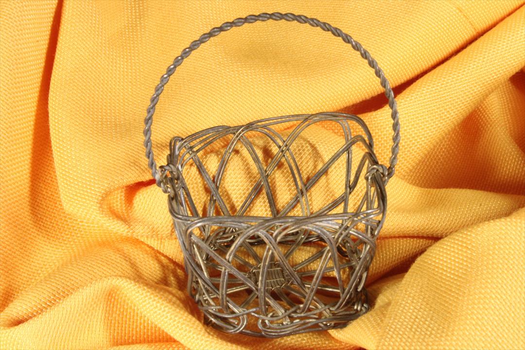 Antiguedades - CESTA ALAMBRE MINIATURA. HECHA A MANO. CUADRADA. (T)
