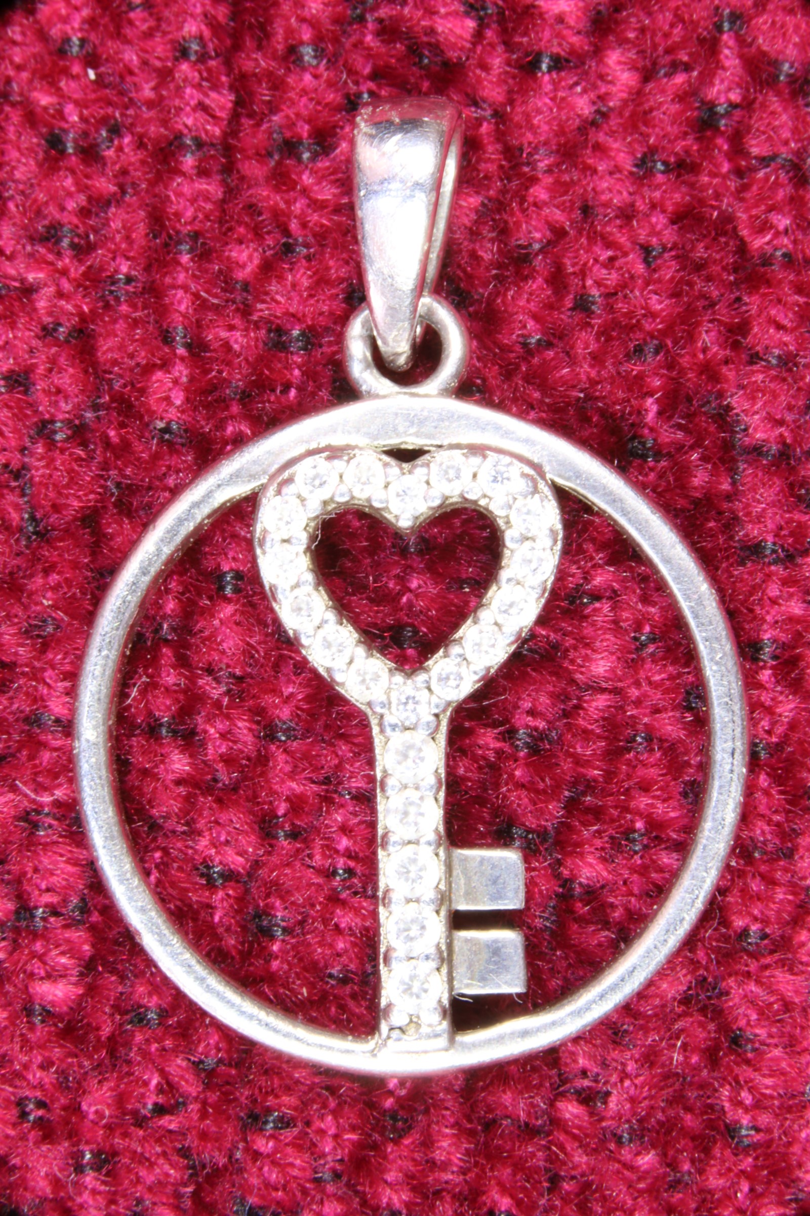 Antiguedades - COLGANTE LLAVE. PLATA CON CIRCONITAS. 