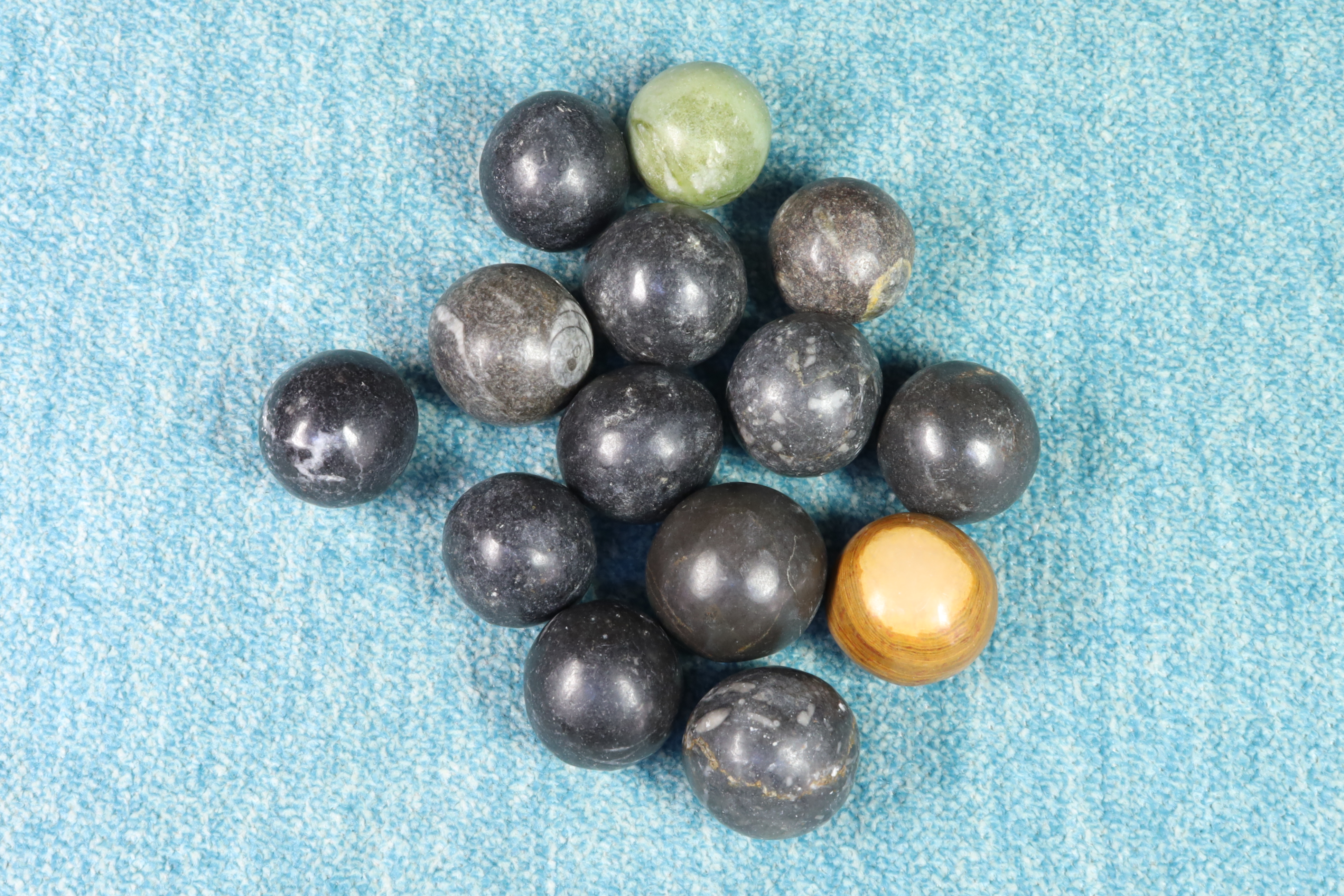 Antiguedades de set of fourteen miniature stone balls marbles