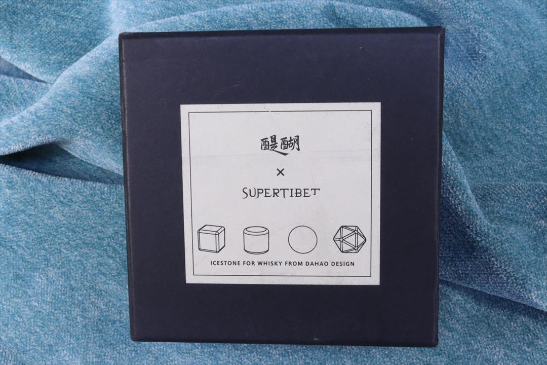 Antiguedades - CONJUNTO DE CUATRO PIEDRAS HIELO PARA WHISKY. SUPERTIBET. (T)