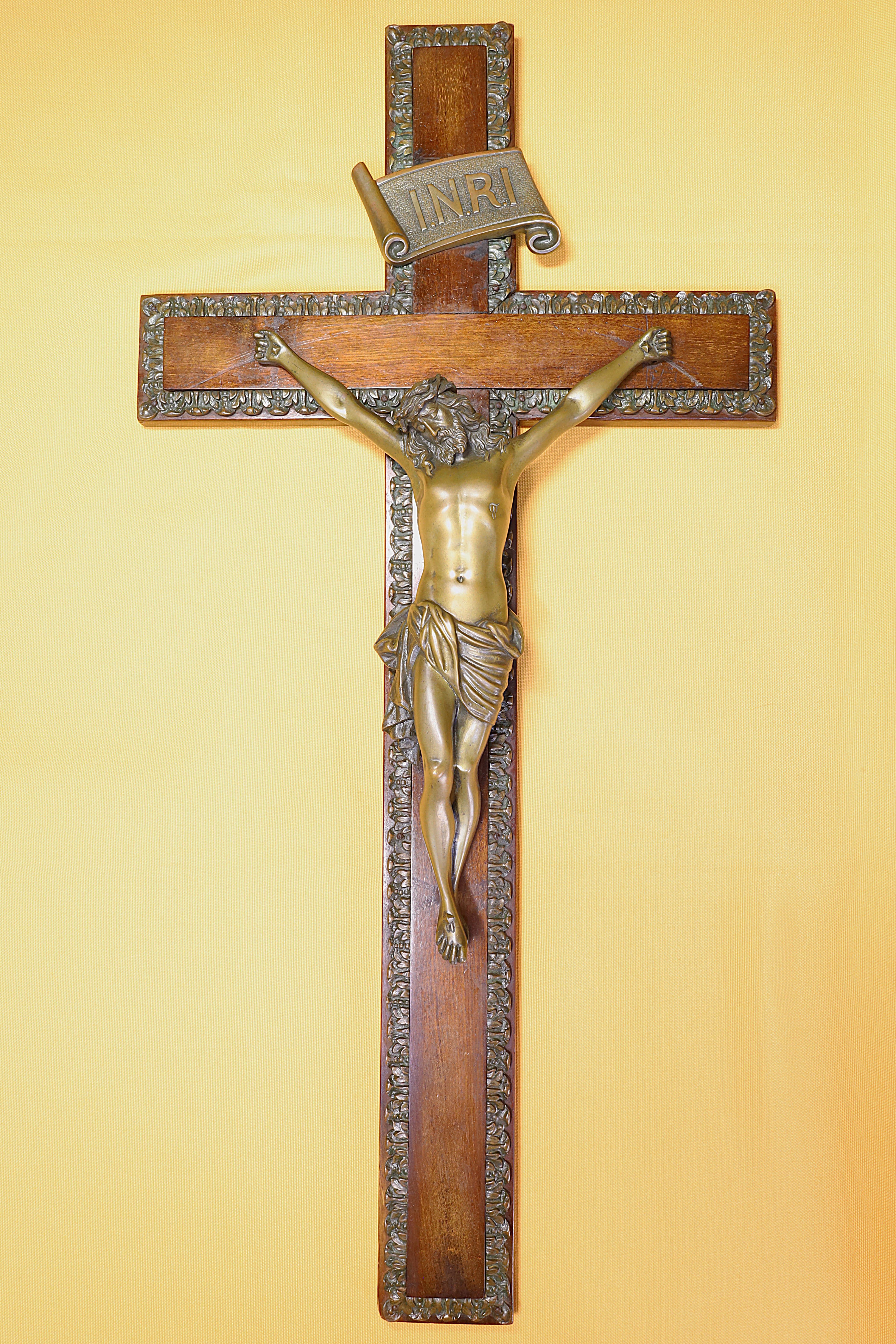 Antiguedades de crucifijo grande cristo de bronce cruz de madera con orla de bronce