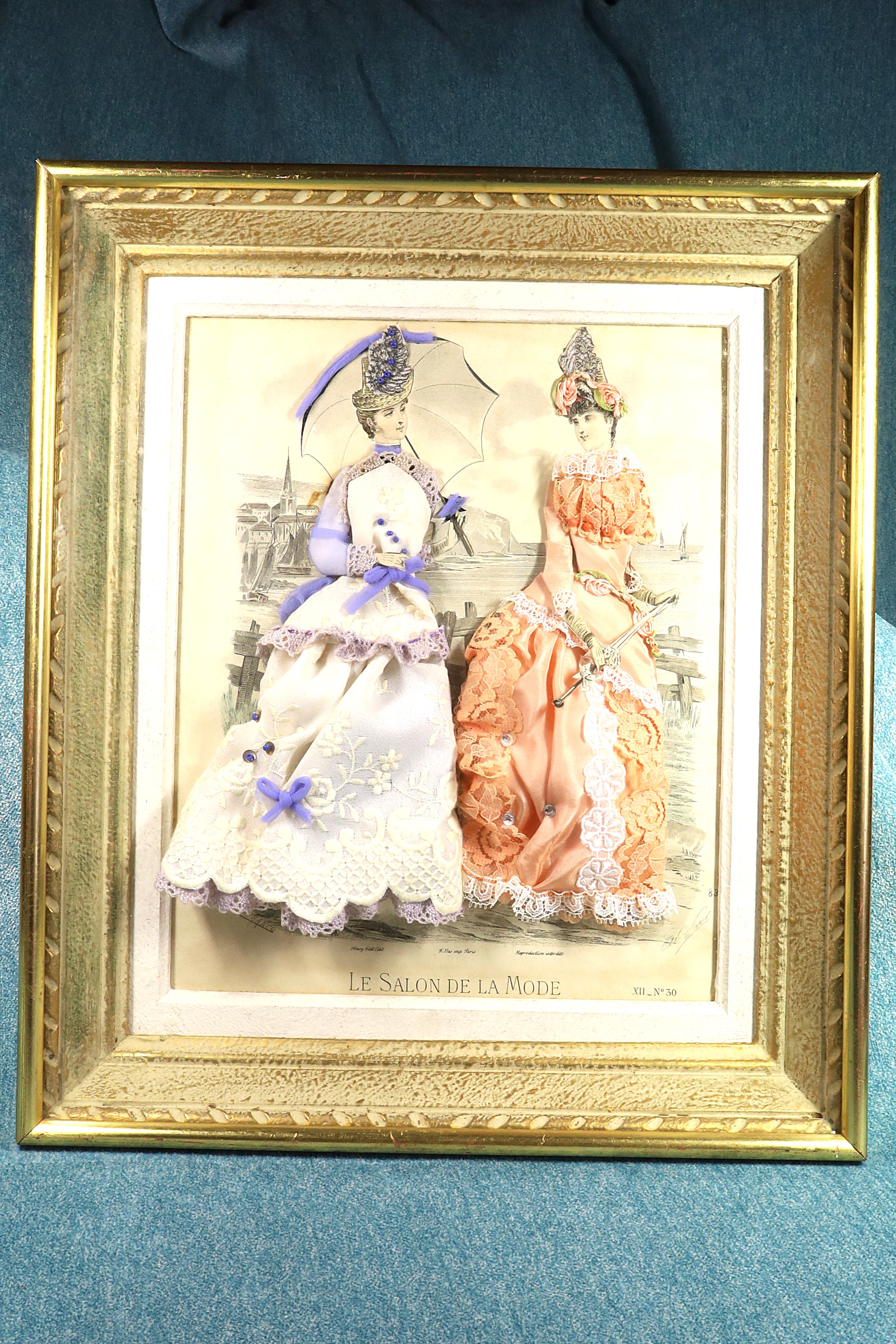Antiguedades de cuadro grabado bordado con tela trajes de moda