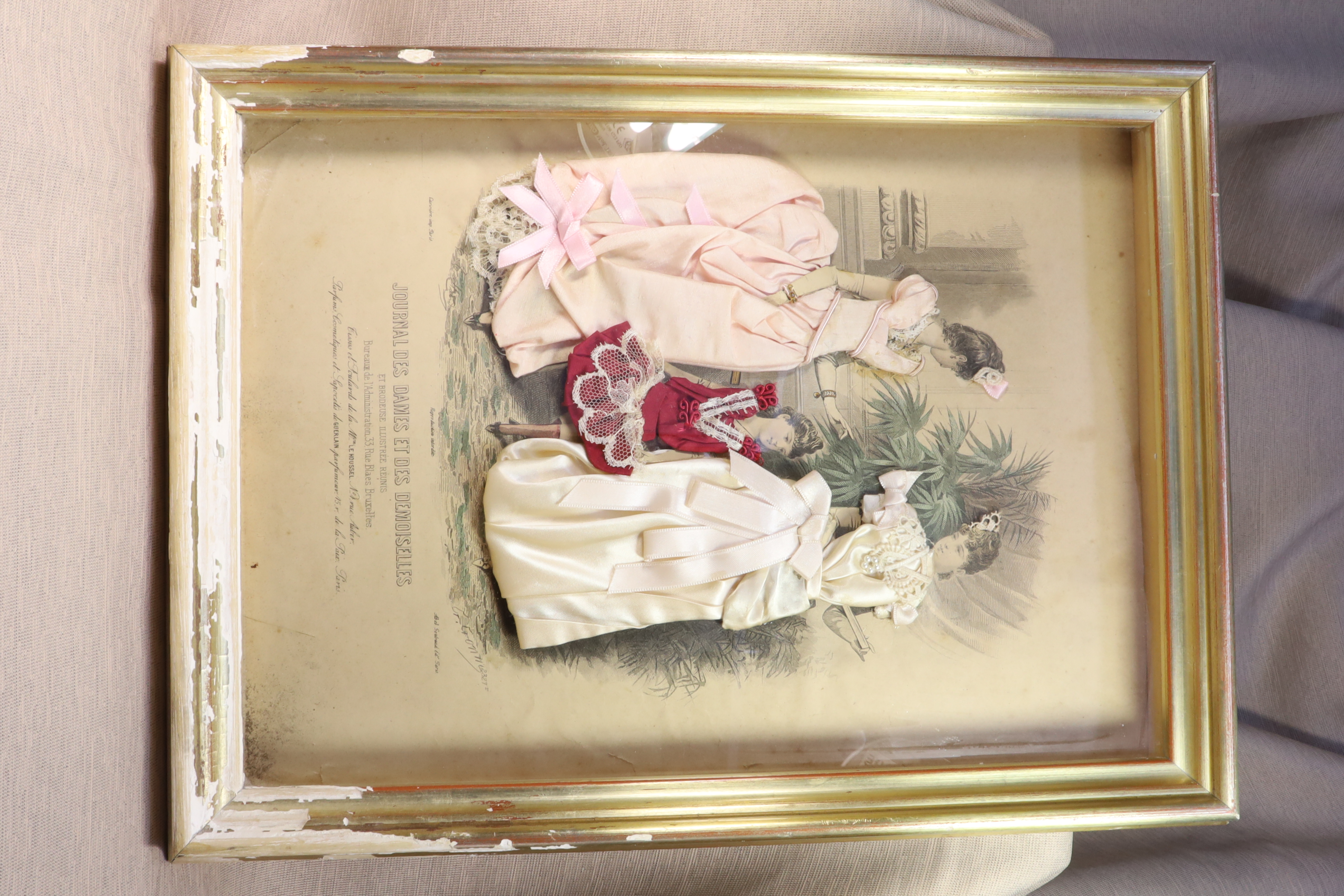 Antiguedades de engraving picture embroidered with fabric three characters fashionable costumes 19th century