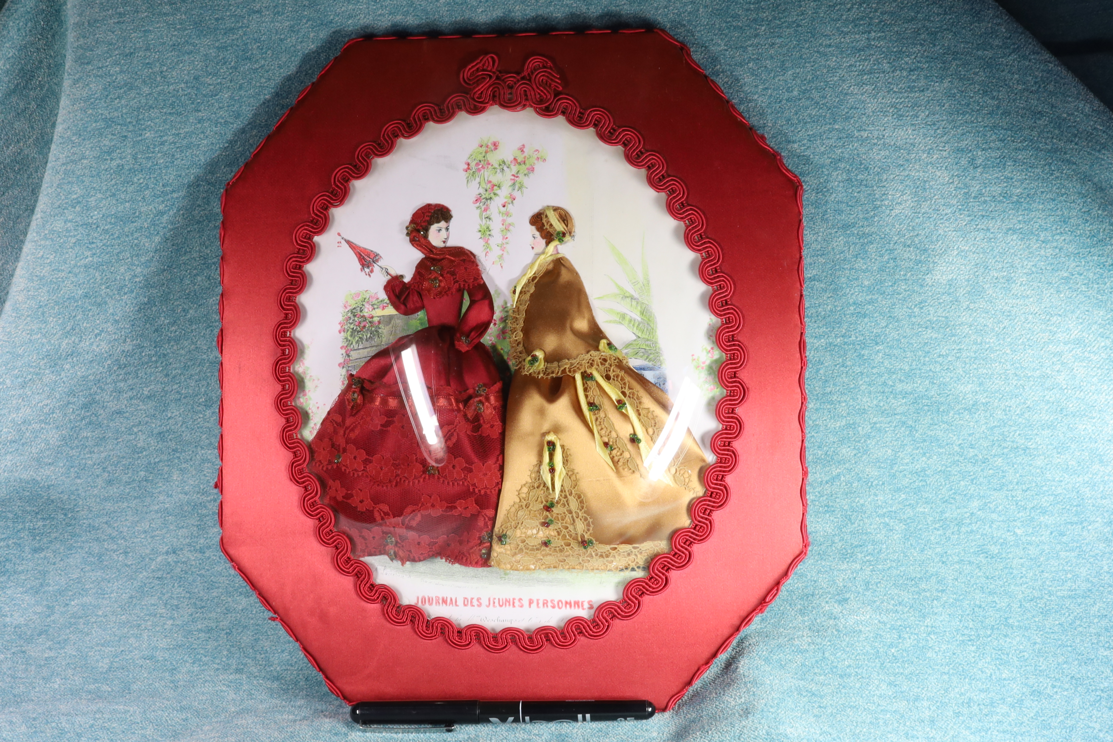 Antiguedades de cuadro lamina bordada con tela trajes moda