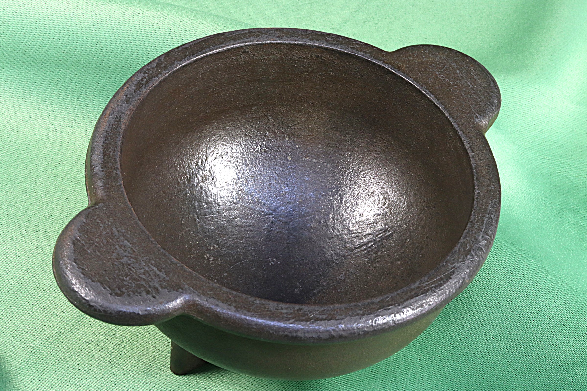 Antiques - IRON BOWL WITH EARFLAPS. LODGE.