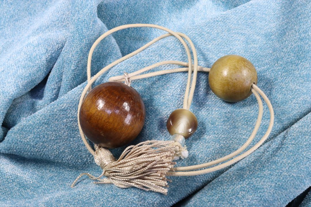 Antiguedades - CUERDA CON BOLAS DE MADERA. BORLA CORTINA (T)