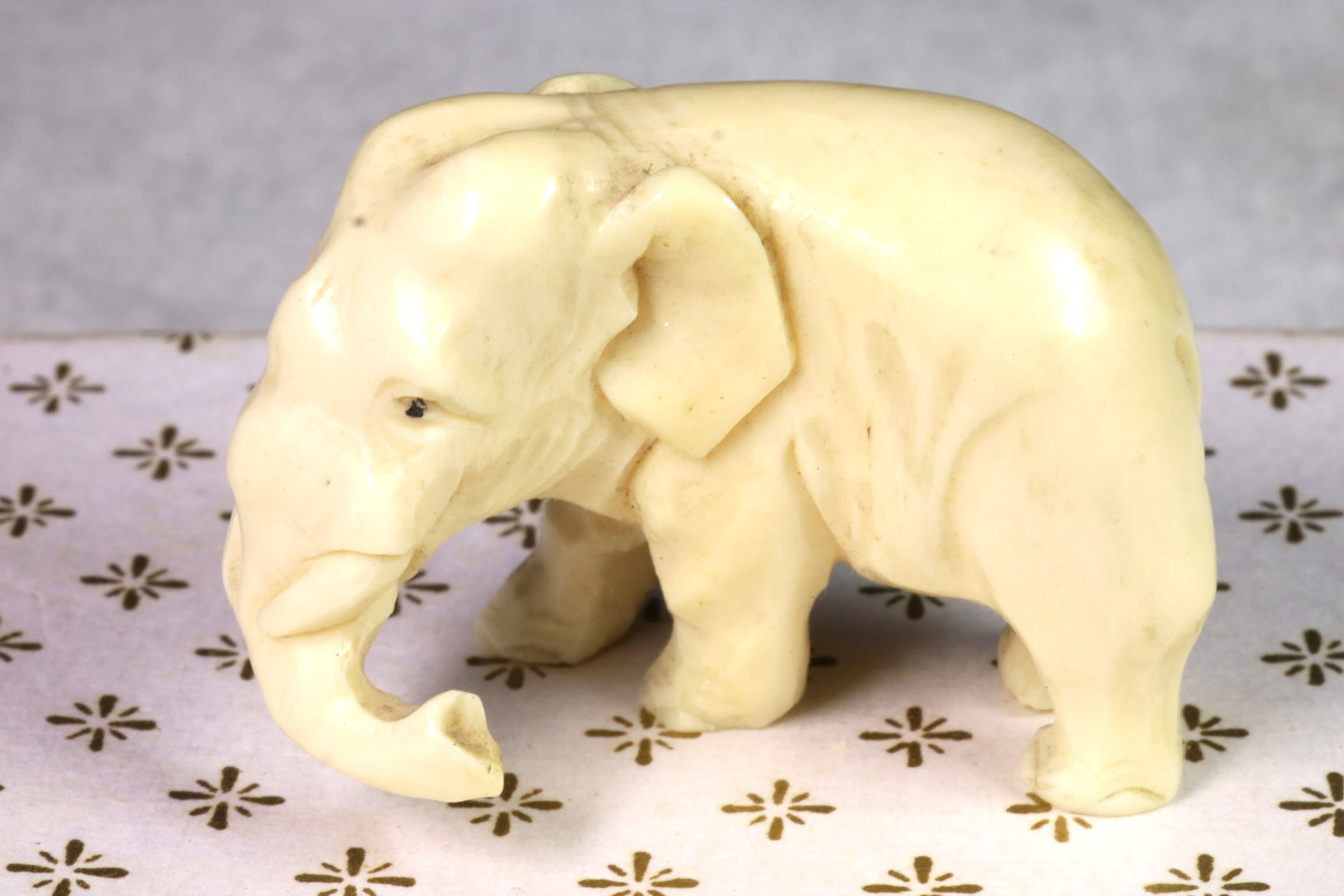 Antiques - MINIATURE CARVED BONE ELEPHANT. S.XX