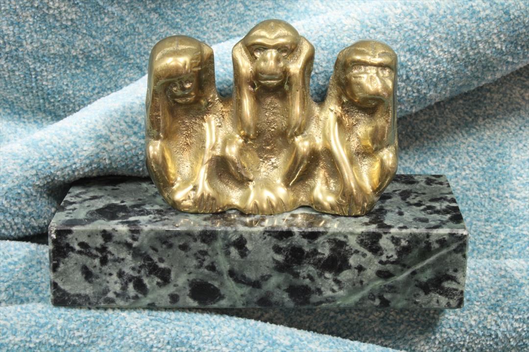 Antiguedades - ESCULTURA TRES MONOS SABIOS. BRONCE Y MÁRMOL. (T)
