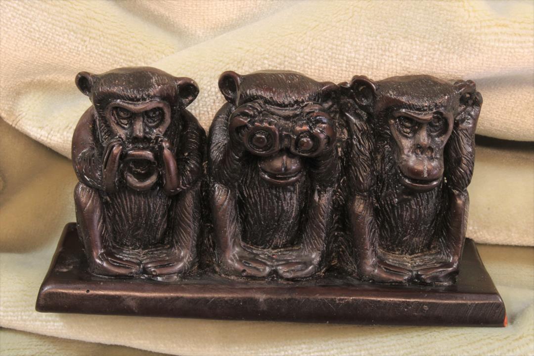 Antiguedades - ESCULTURA TRES MONOS SABIOS CON PRISMÁTICOS. (T)