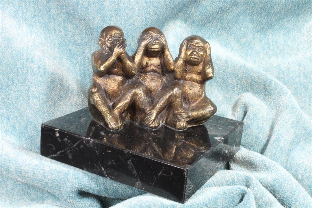 Antiguedades - ESCULTURA TRES MONOS SABIOS. ZAMAK Y MÁRMOL. (T)