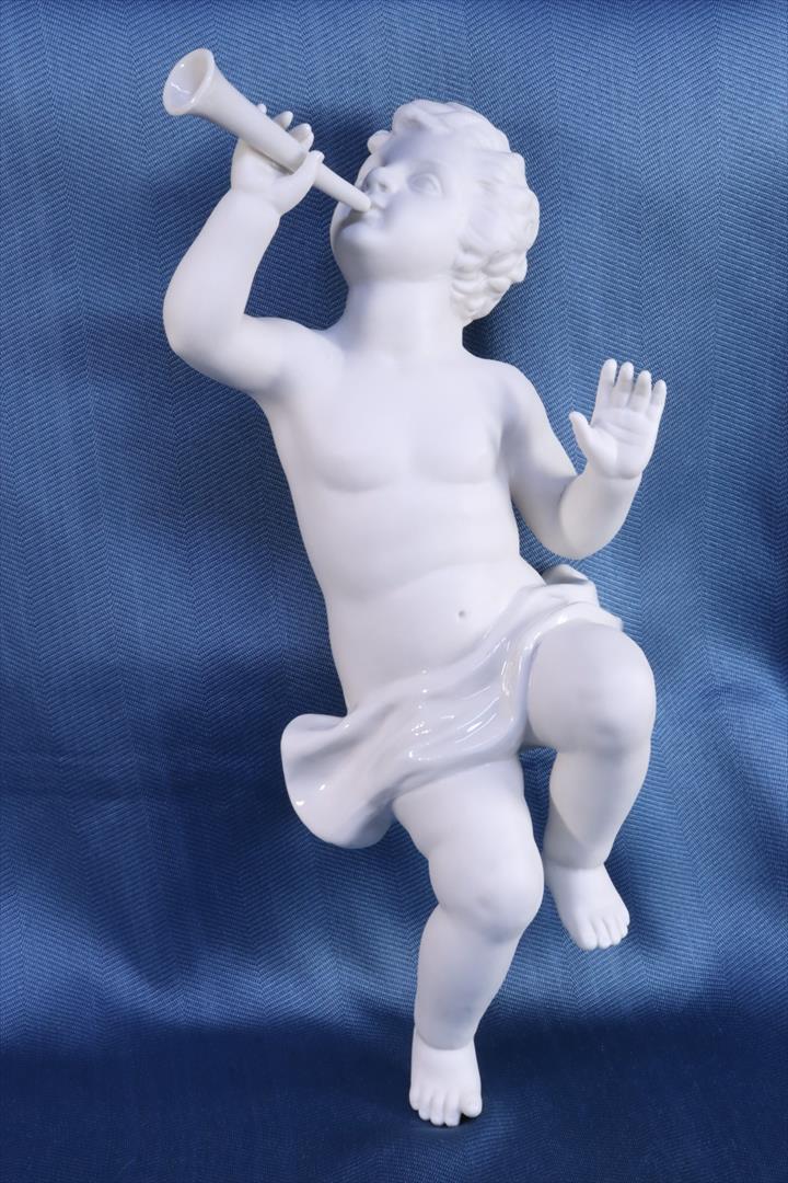 Antiguedades - ESCULTURA BISCUIT. NIÑO SENTADO CON TROMPETA. (T)