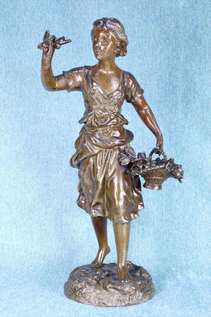 Antiguedades - ESCULTURA CHICA CON CESTA. CALAMINA FIRMADA. ERNESTO RANCOULET. (T)